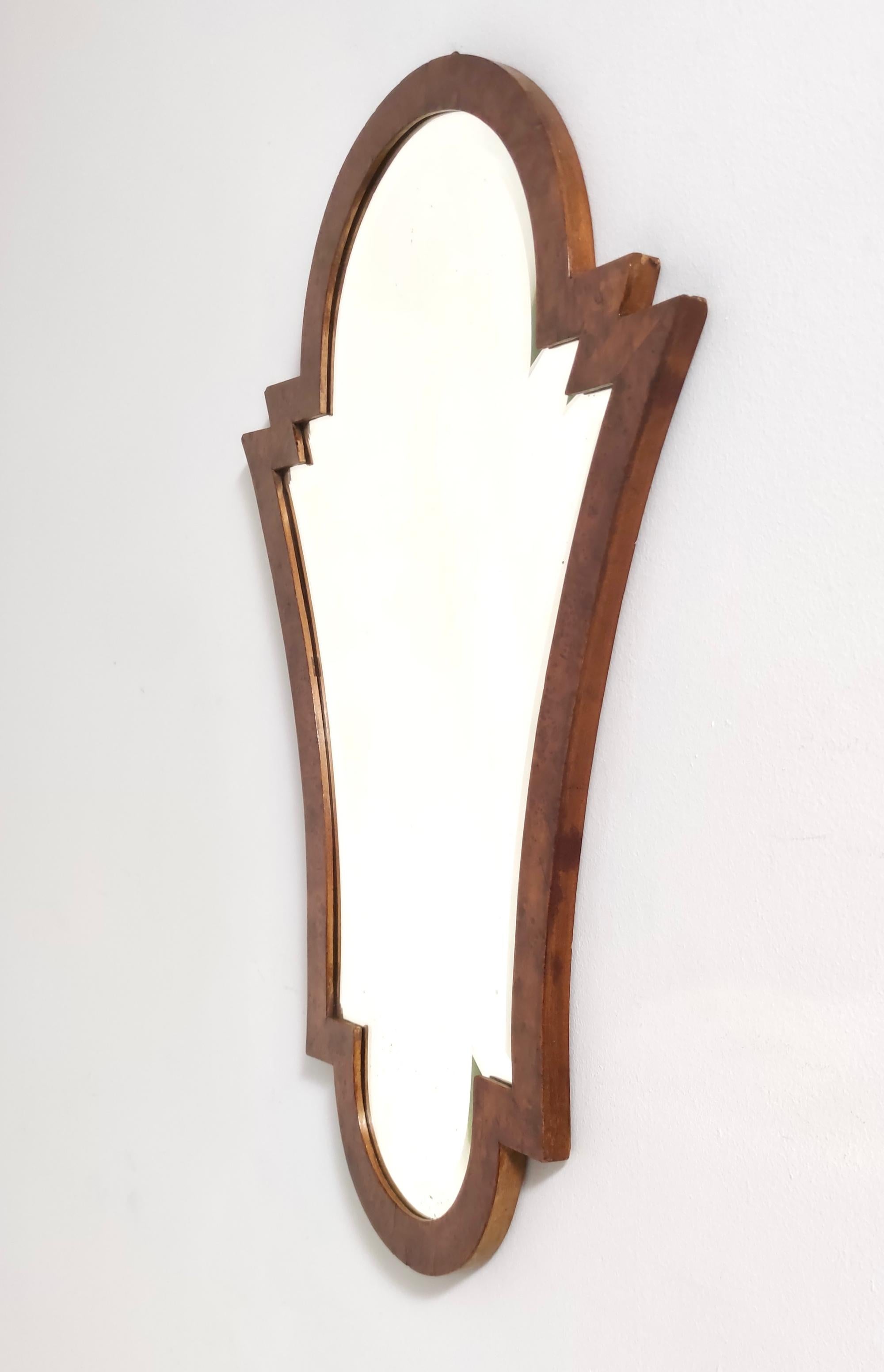 Vintage Art Deco Shield Shaped Beveled Wall Mirror mit Walnussrahmen, Italien (Italienisch) im Angebot