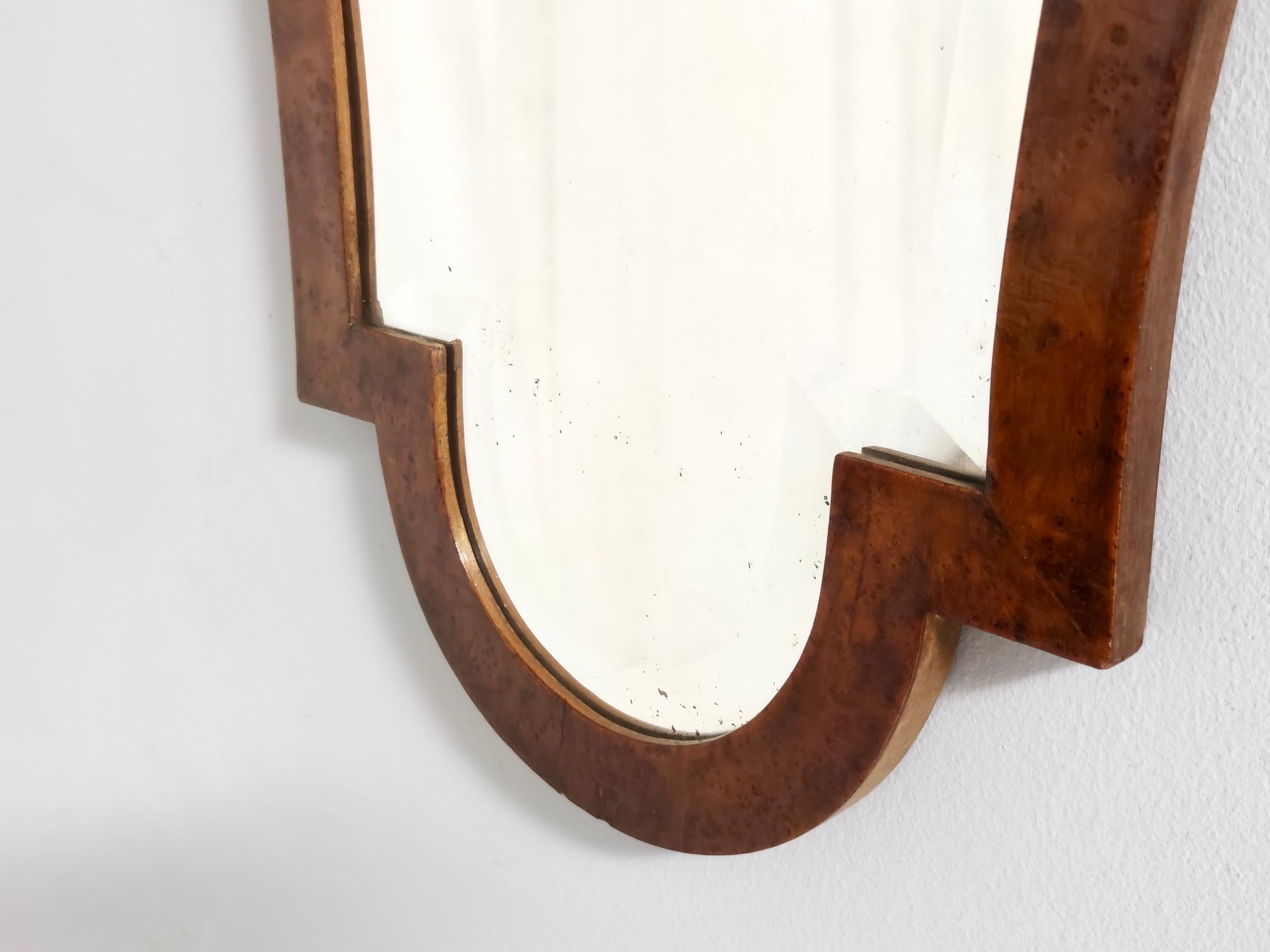 Vintage Art Deco Shield Shaped Beveled Wall Mirror mit Walnussrahmen, Italien im Angebot 1