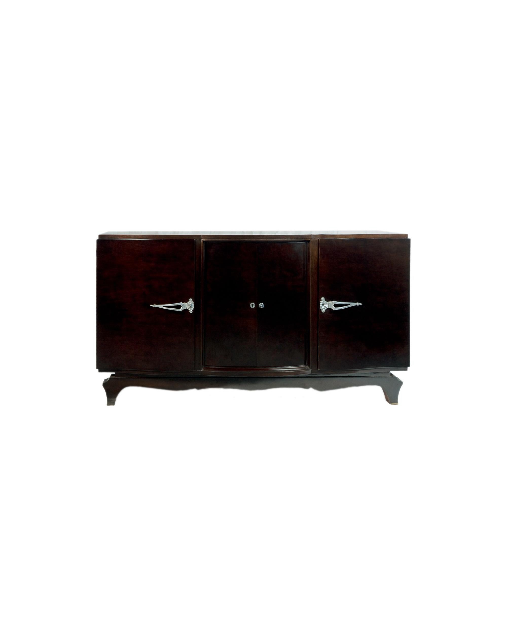 Dieses atemberaubende, in den 1930er Jahren gefertigte Art-Déco-Sideboard verkörpert die Eleganz und Raffinesse dieser Epoche. Das Möbelstück, das amerikanischen Einfluss mit französischem Flair verbindet, verfügt über verchromte Griffe und