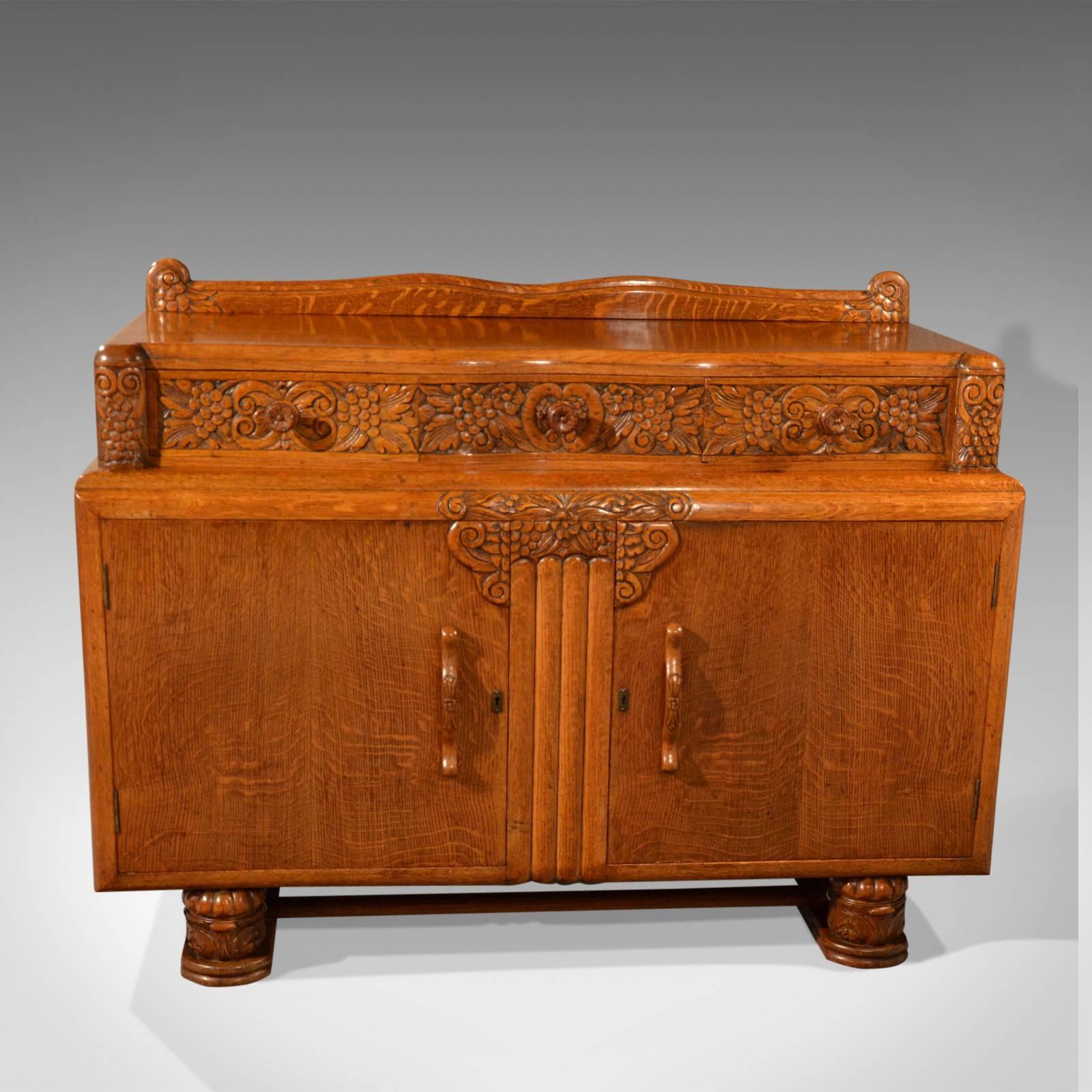 Dies ist ein Vintage Art Deco Sideboard:: ein englisches Buffet Schrank in Eiche aus ca. 1940. 

Original Art Deco Anrichte oder Buffet Schrank 
Präsentiert in ausgezeichnetem antiken Zustand
In Qualität Eiche zeigt wunderbare Farbe:: Maserung und