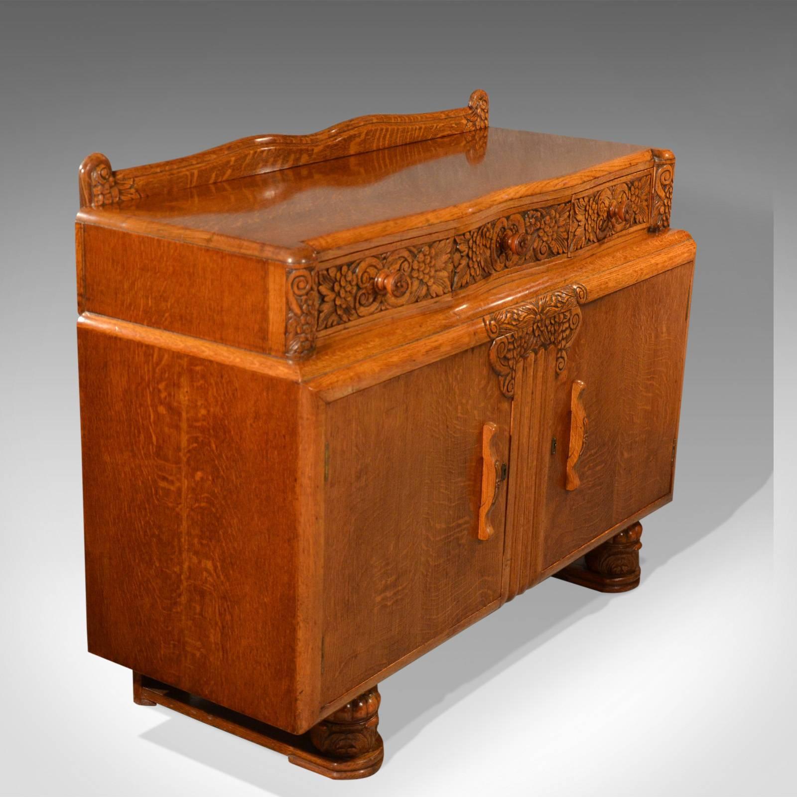 Vintage Art Deco Sideboard:: Englischer Buffetschrank:: Eiche:: um 1940 (Art déco)