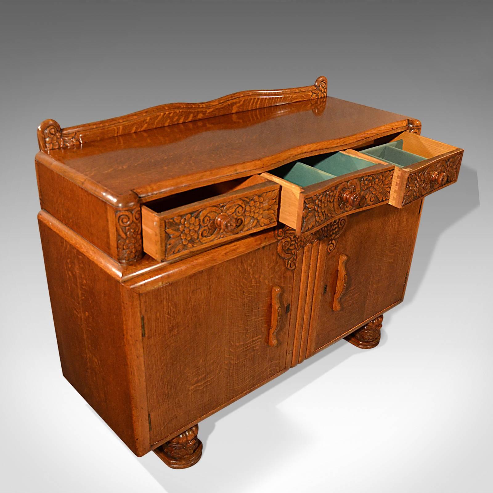 Vintage Art Deco Sideboard:: Englischer Buffetschrank:: Eiche:: um 1940 im Zustand „Gut�“ in Hele, Devon, GB