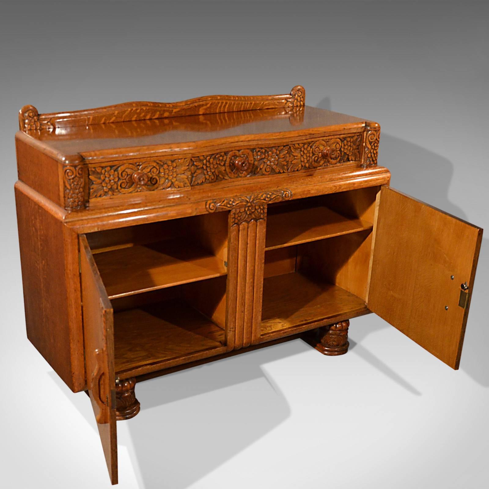 Vintage Art Deco Sideboard:: Englischer Buffetschrank:: Eiche:: um 1940 (20. Jahrhundert)
