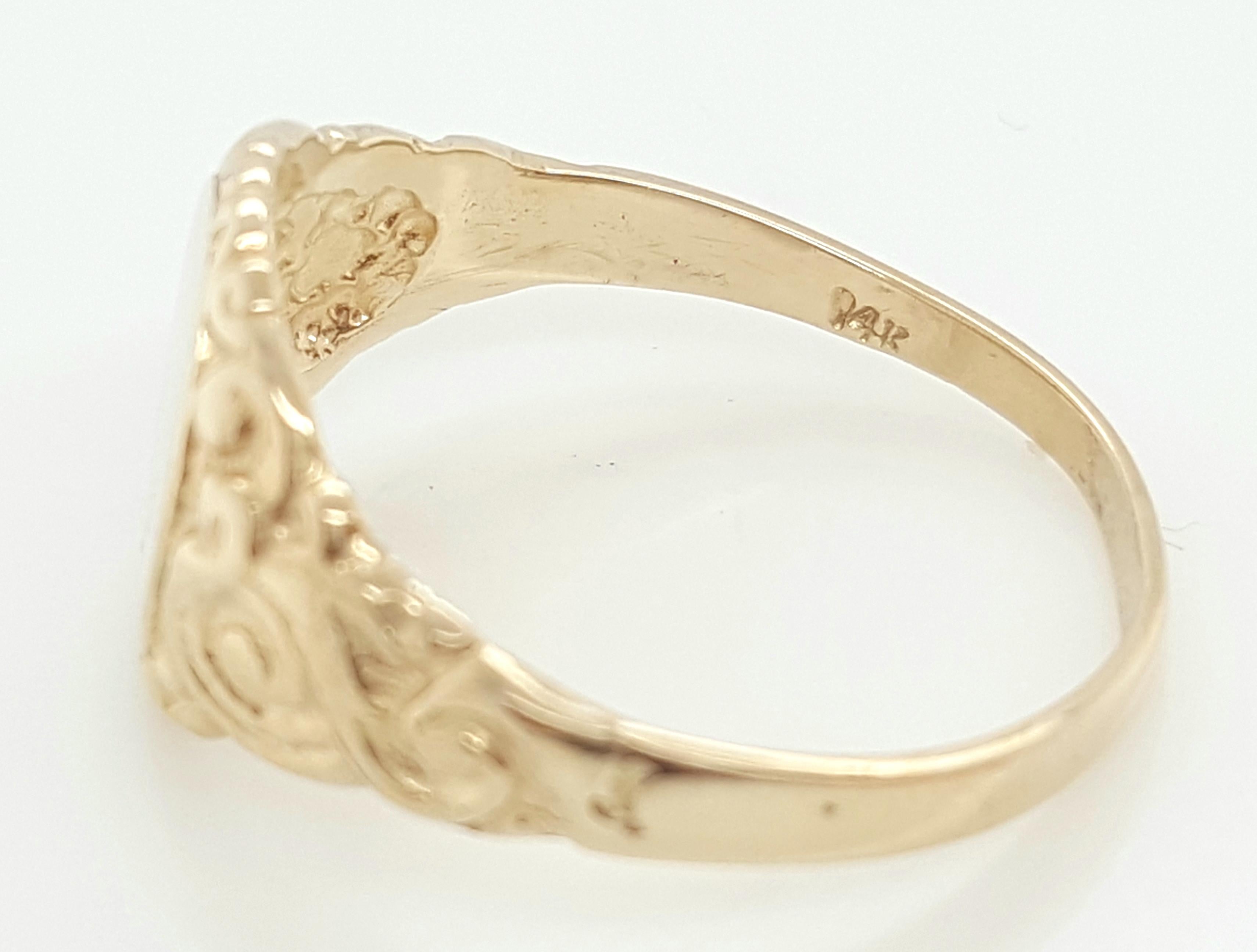 Women's Vintage Art Deco Signet 14 Karat Yellow Gold Floral Curves Engraved Ring For Sale