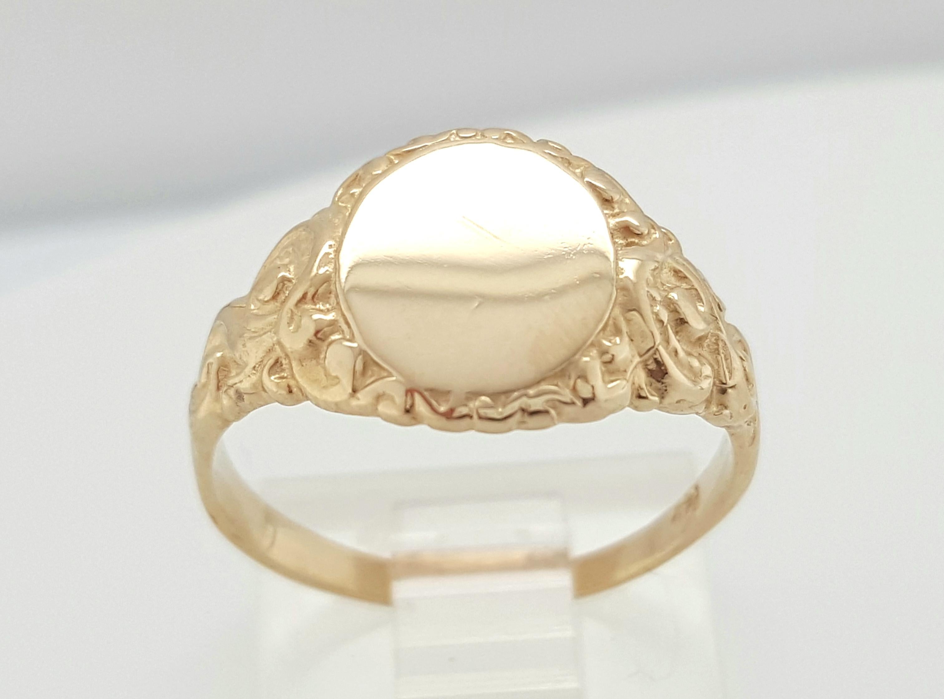 Vintage Art Deco Signet 14 Karat Yellow Gold Floral Curves Engraved Ring For Sale 1