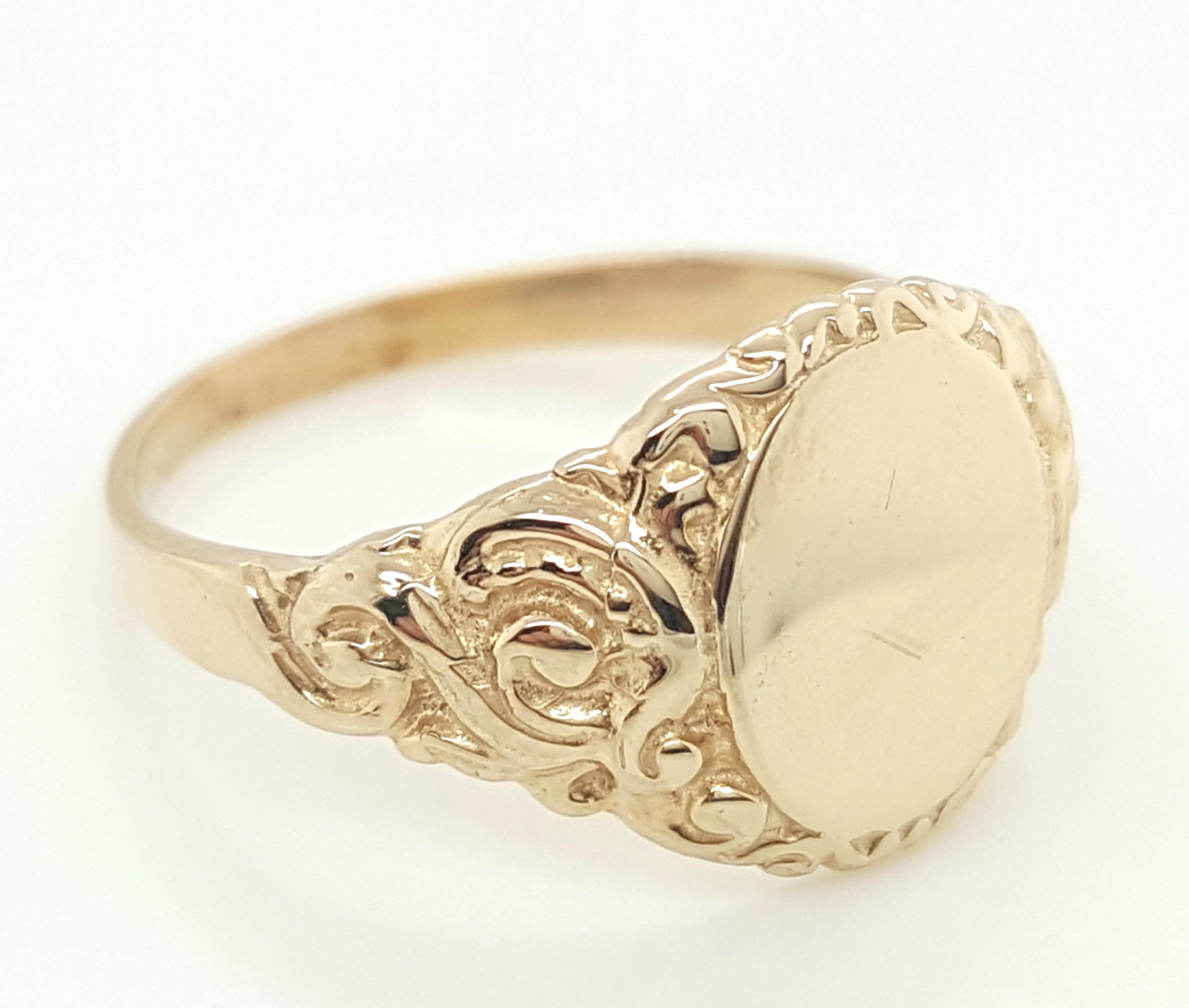 Vintage Art Deco Signet 14 Karat Yellow Gold Floral Curves Engraved Ring For Sale 2