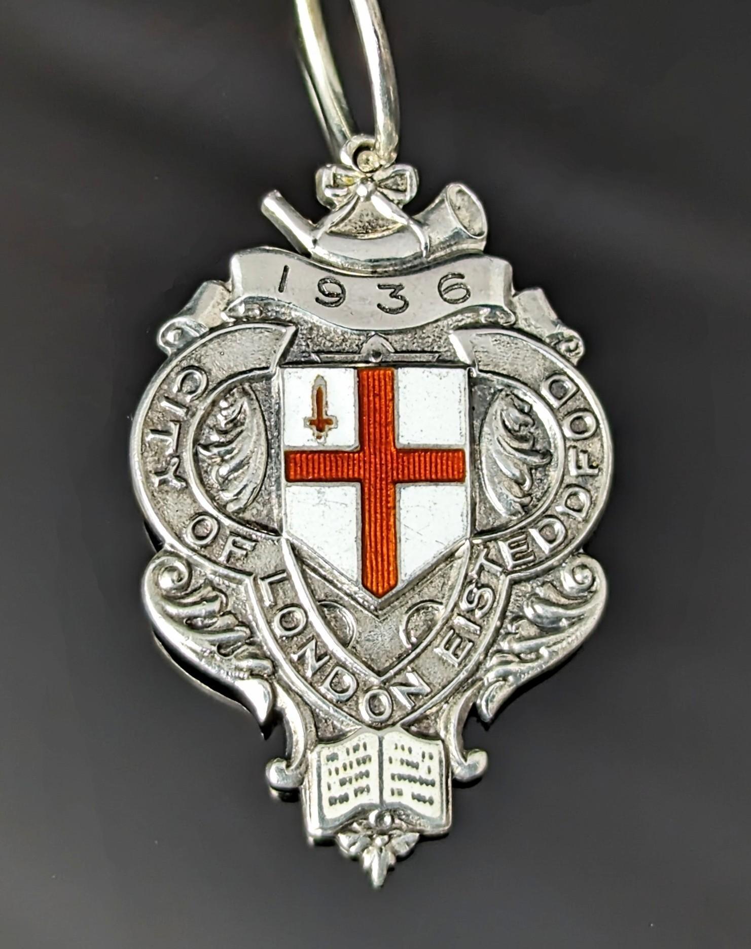 Ein attraktiver Anhänger aus Sterlingsilber und Emaille im Vintage-Stil.

Es ist ziemlich groß, aus Sterlingsilber gefertigt und zeigt eine emaillierte Flagge, das St.-Georgs-Kreuz in Form eines Schildes zusammen mit einem kleinen roten