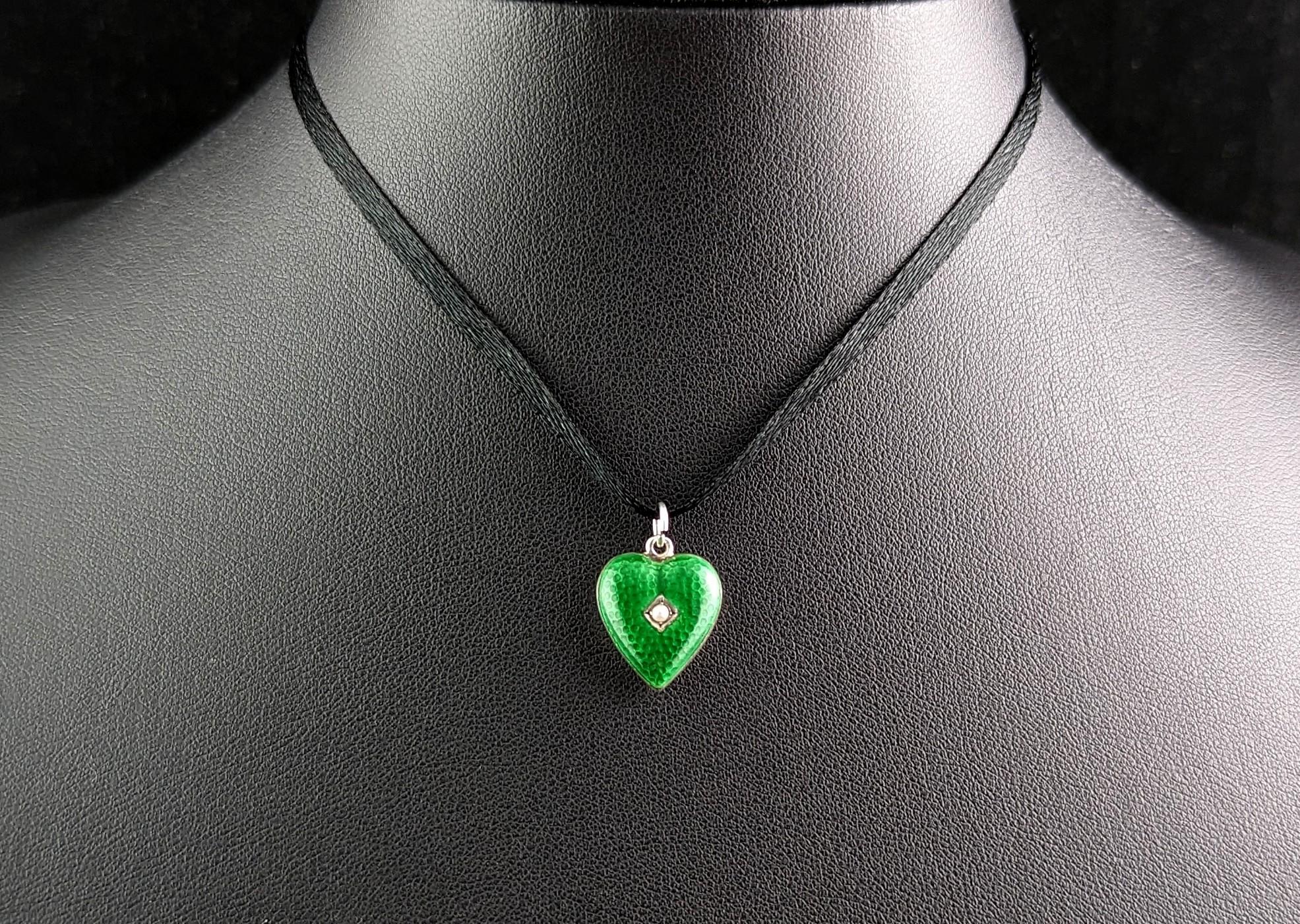 Vintage Art Deco Silver and Green Enamel Heart Pendant, Seed Pearl In Good Condition In NEWARK, GB