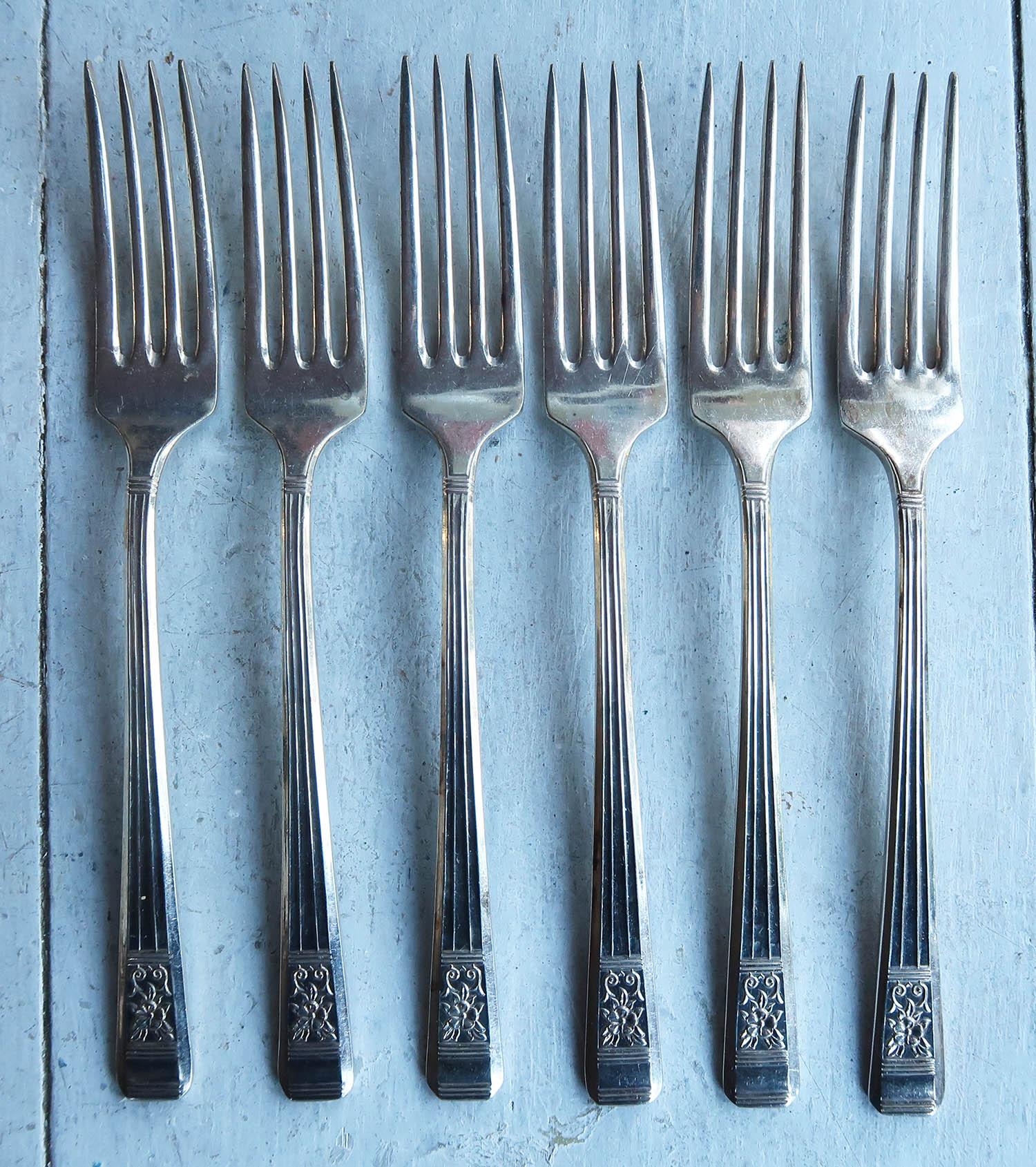 Vintage Art Deco Silver Plated 30 piece Cutlery Set. English 1930's In Good Condition For Sale In St Annes, Lancashire