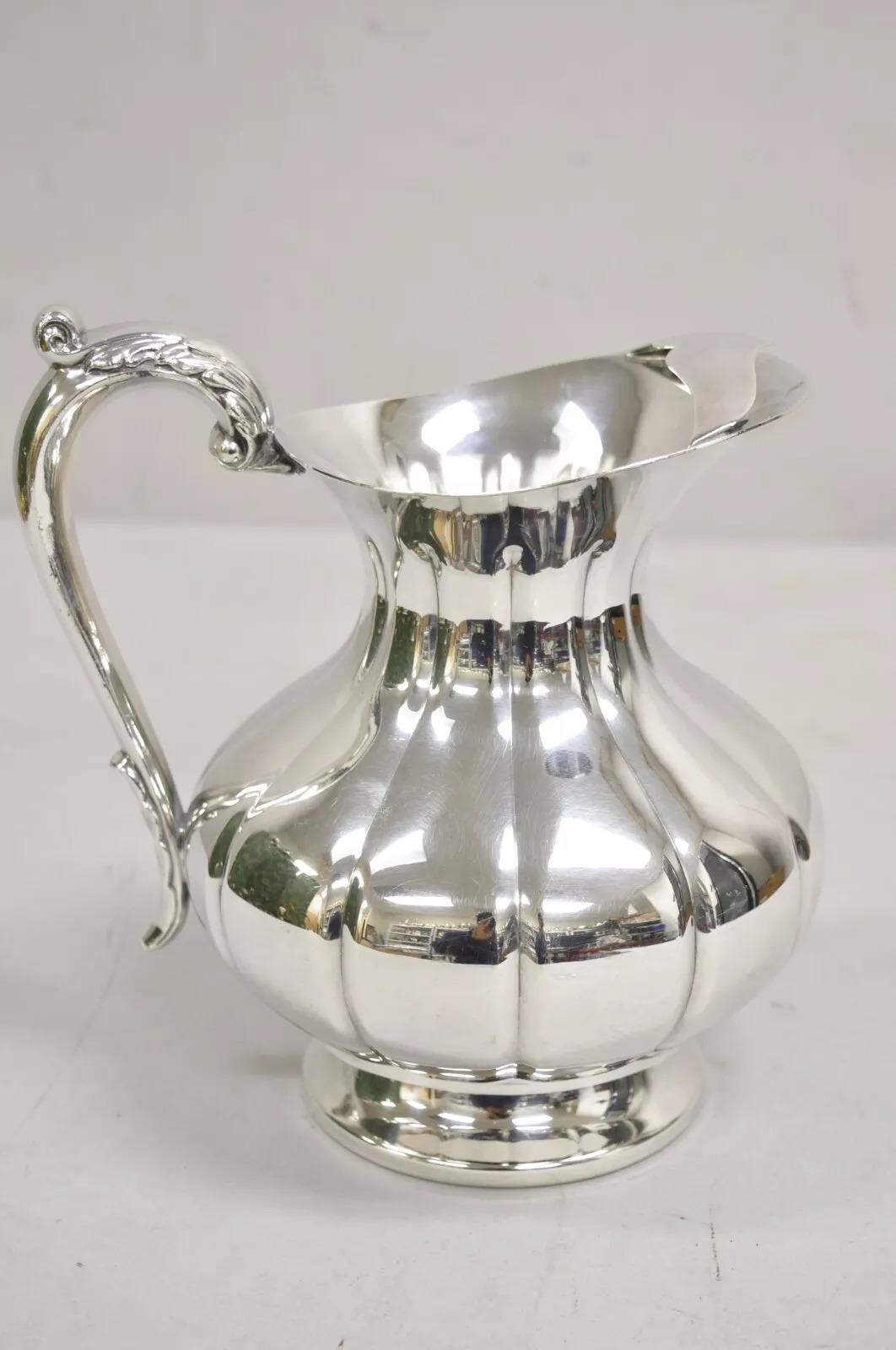Vintage Art Deco Versilberter Wasserkrug mit Fuß und Henkel. Circa Mitte des 20. Jahrhunderts. Abmessungen: 8