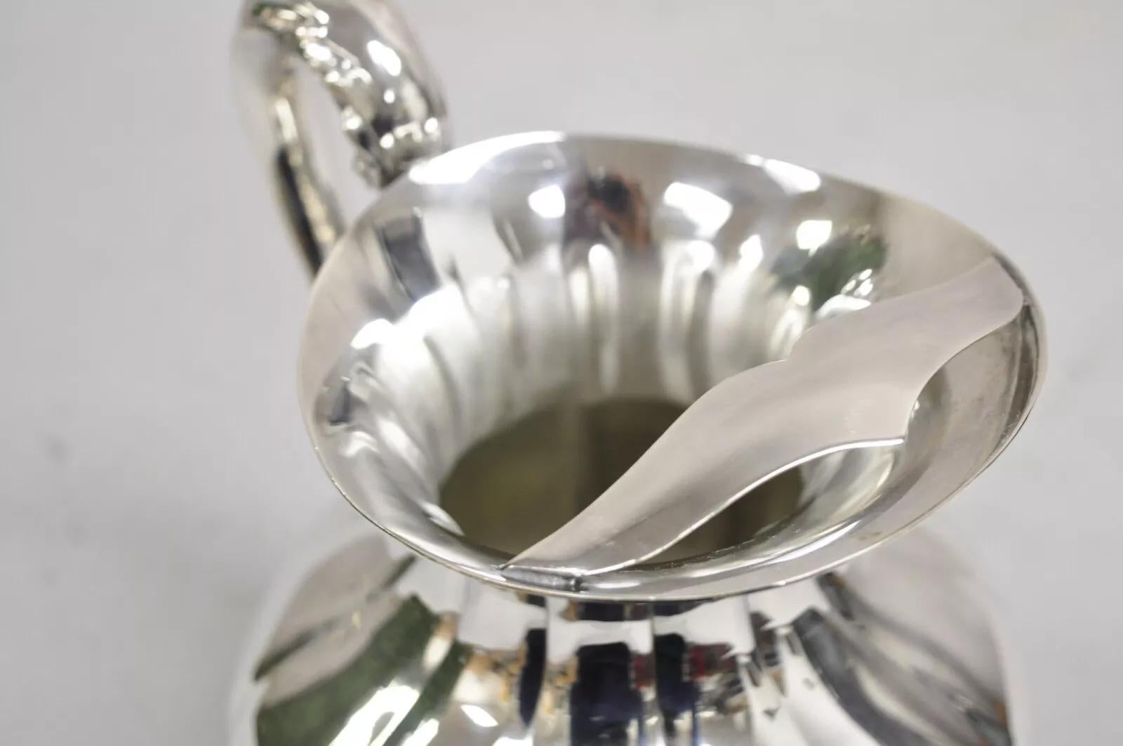 Versilberter, bauchiger Vintage-Wasserkrug mit Fuß im Art déco-Stil, Art déco-Stil (Unbekannt) im Angebot