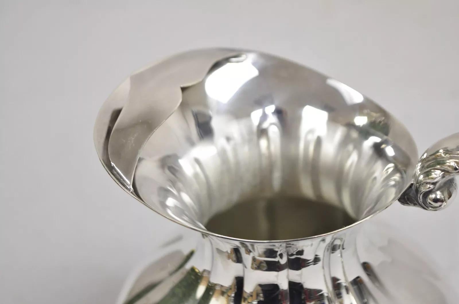 Versilberter, bauchiger Vintage-Wasserkrug mit Fuß im Art déco-Stil, Art déco-Stil (20. Jahrhundert) im Angebot
