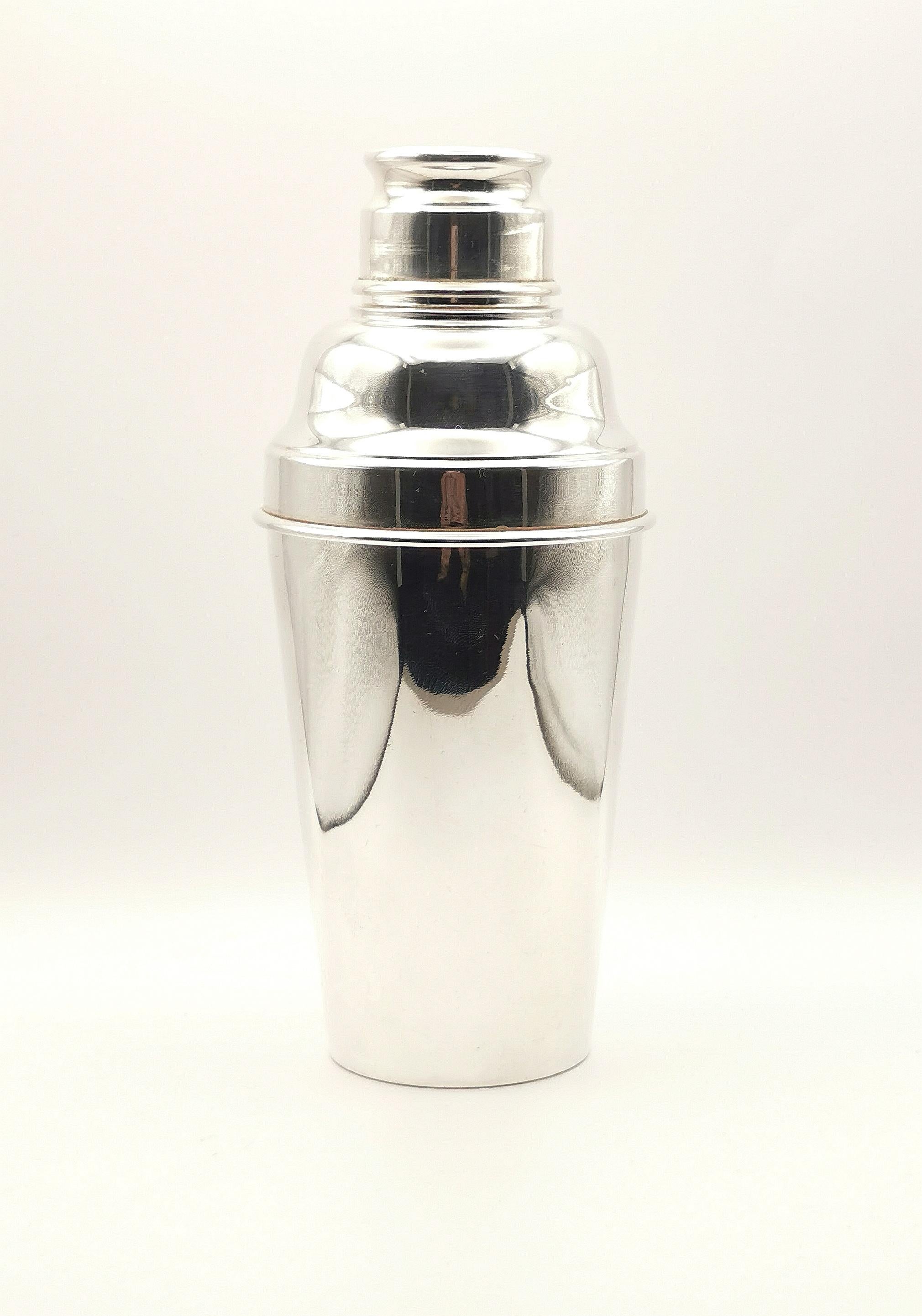 An attractive vintage Art Deco era silver plated cocktail shaker.

The perfect accompaniment to the vintage bar, adding a touch of Art Deco glam to your collection.

It is made from silver plated metal and has an outer lid that doubles as a measure