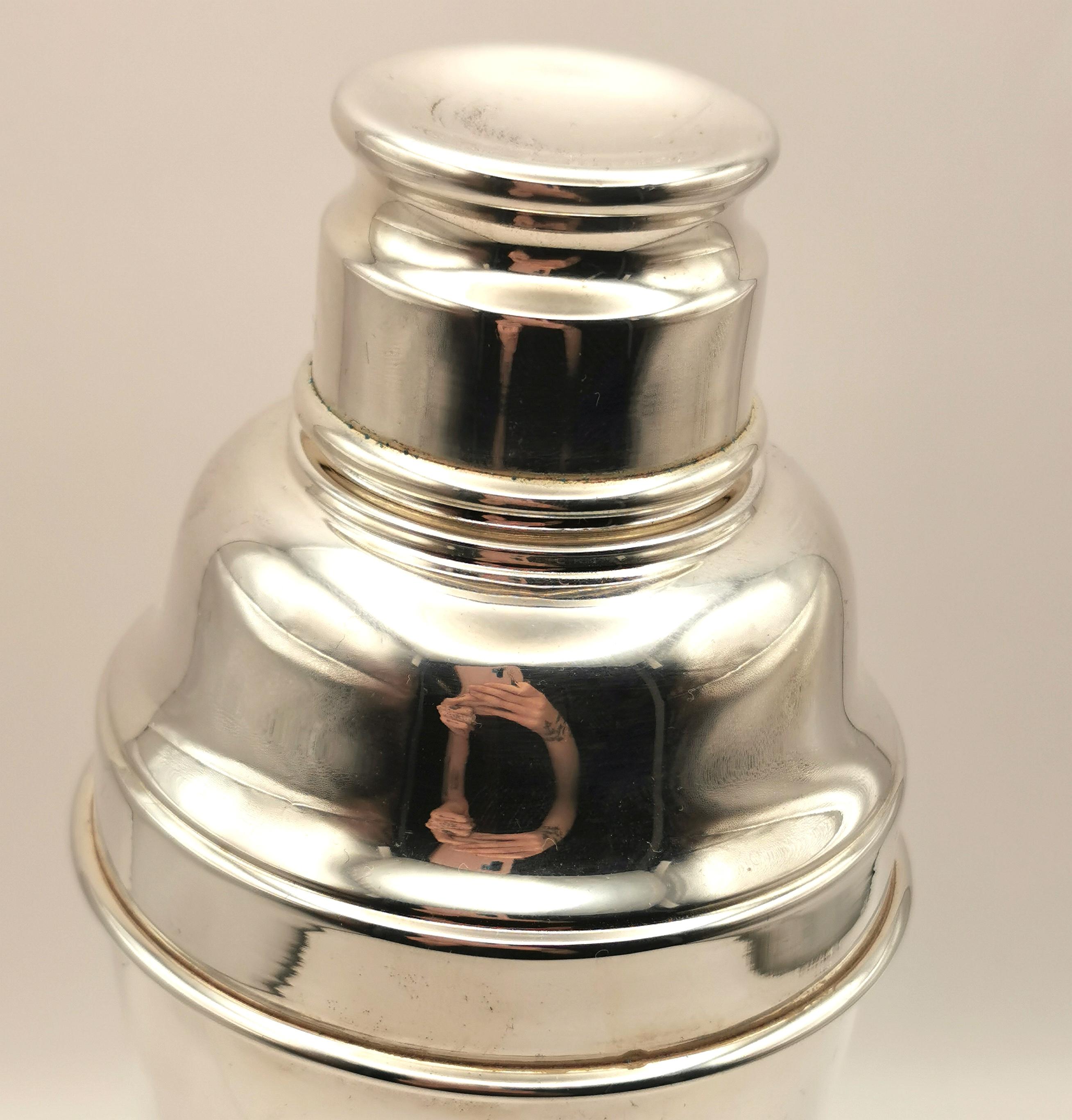 Vintage Art Deco silver plated cocktail shaker  In Good Condition In NEWARK, GB