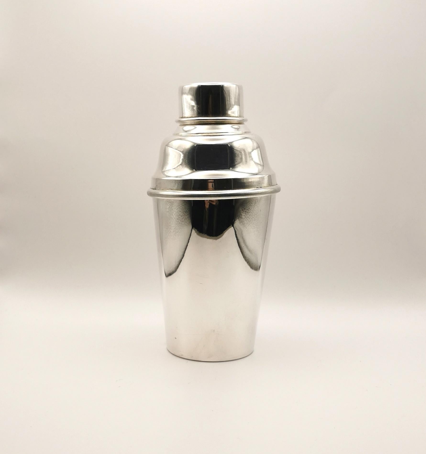 An attractive vintage Art Deco era silver plated cocktail shaker by Mappin and Webb.

The perfect accompaniment to the vintage bar, adding a touch of Art Deco glam to your collection.

It is made from silver plated metal and has an outer lid that