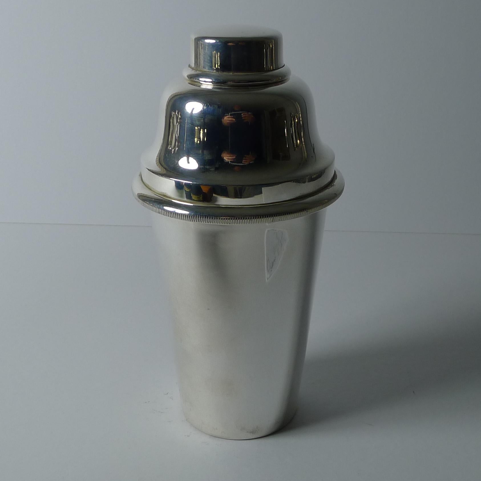 Made for the Restaurant de L'Aerogare in Geneva, Switzerland during the most glamourous years of travel during the 1930's / 1940's.

This Art Deco silver plated cocktail shaker was made by Orfevrerie H. Beard in Montreux, Switzerland.

Lovely
