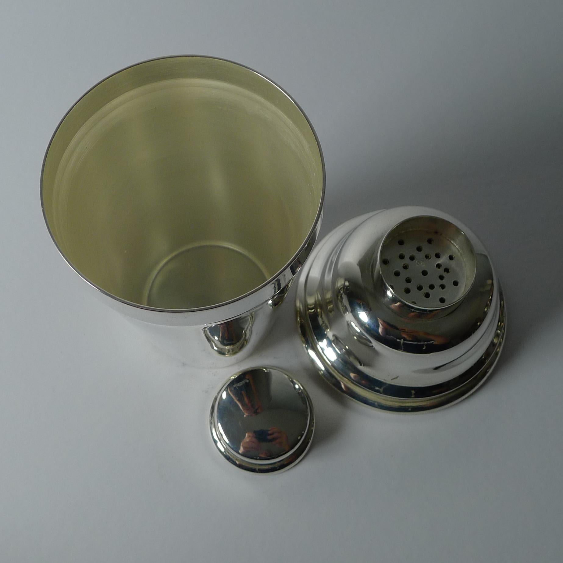 Vintage Art Deco Silver Plated Cocktail Shaker - Switzerland c.1930 In Good Condition For Sale In Bath, GB
