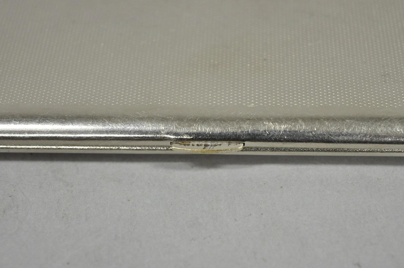 Porta sigarette Eleg d'epoca in stile Art Deco placcato in argento Made in England In condizioni buone a Philadelphia, PA