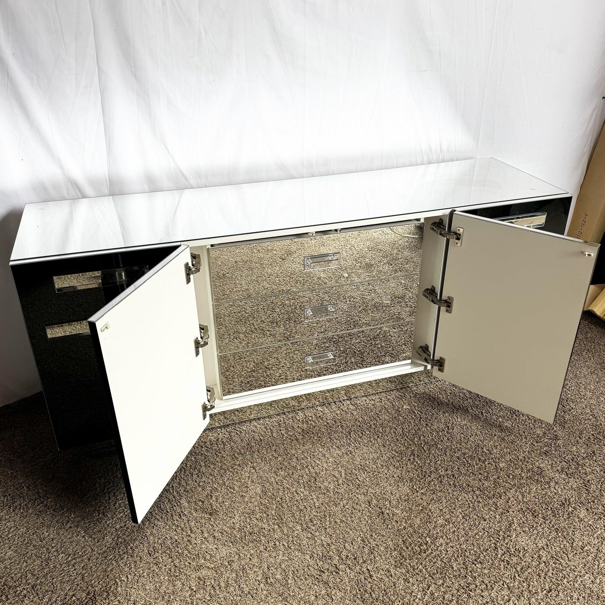 Eleva gli interni con questa Credenza Vintage Deco Mirror fumé: pannelli di specchio fumé a spina di pesce in un'elegante cornice Hollywood Regency.
 

 Alcuni specchietti presentano delle imperfezioni sui bordi, come mostrato nelle foto. 
 

