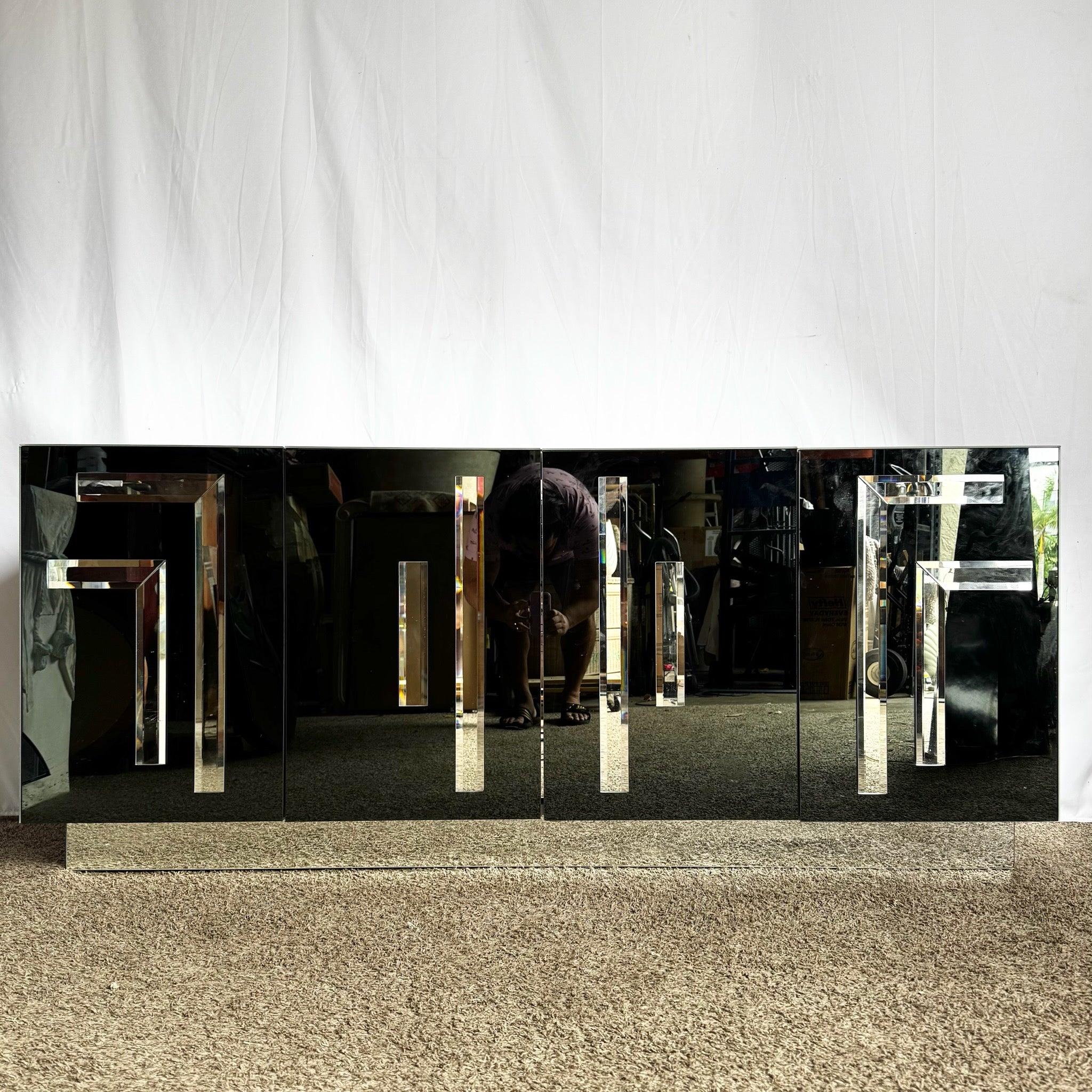Fine XX secolo Credenza d'epoca Art Deco Mirror fumé e specchiata in vendita