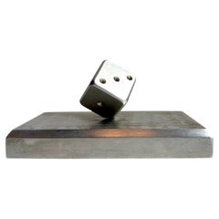 Fermacarte scultoreo vintage in alluminio massiccio in stile Art Déco a forma di dadi "High Roller", anni '50
