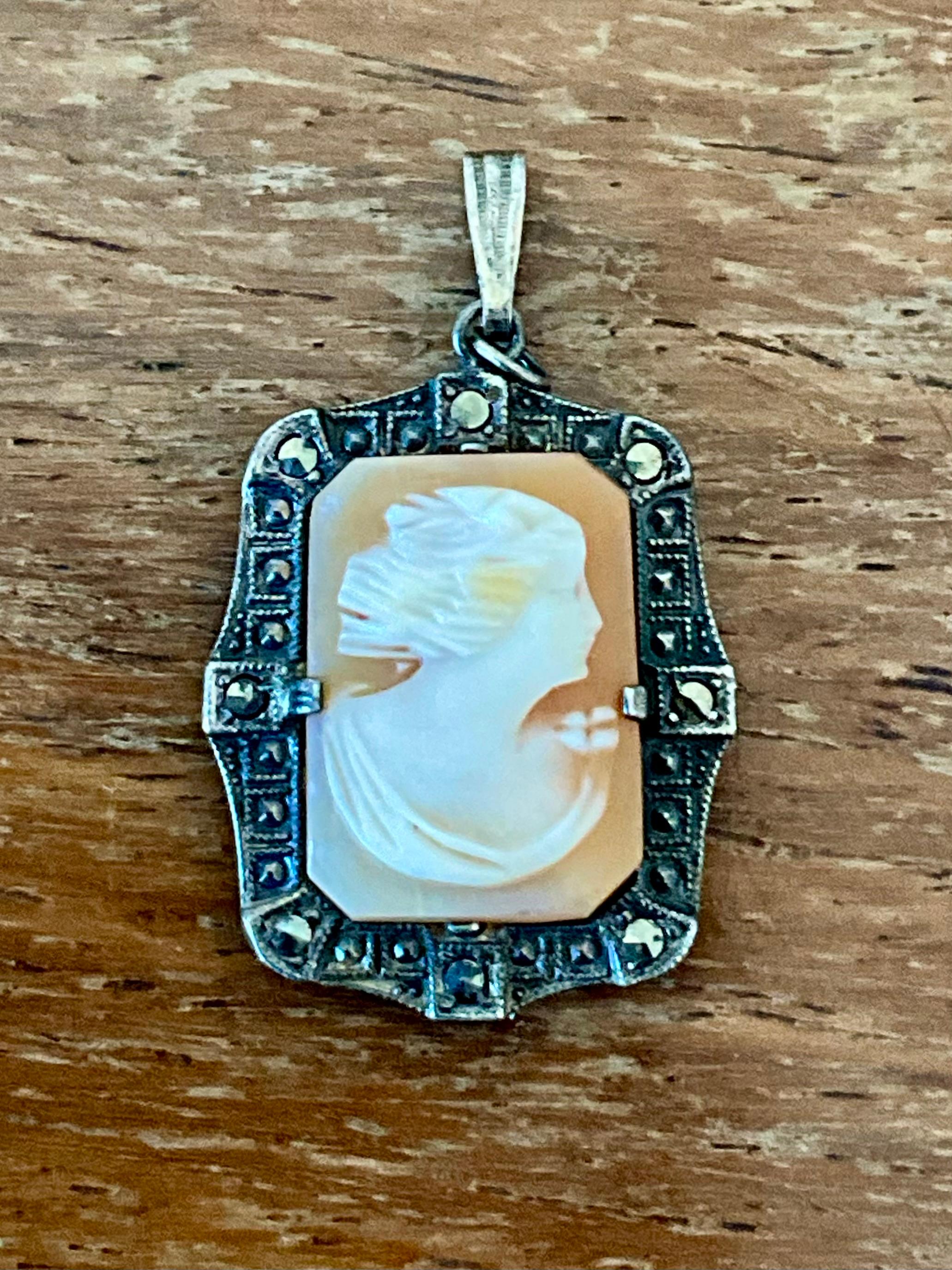 Ciondolo a forma di cammeo intagliato in argento Sterling vintage Art Deco In condizioni buone in vendita a West Palm Beach, FL