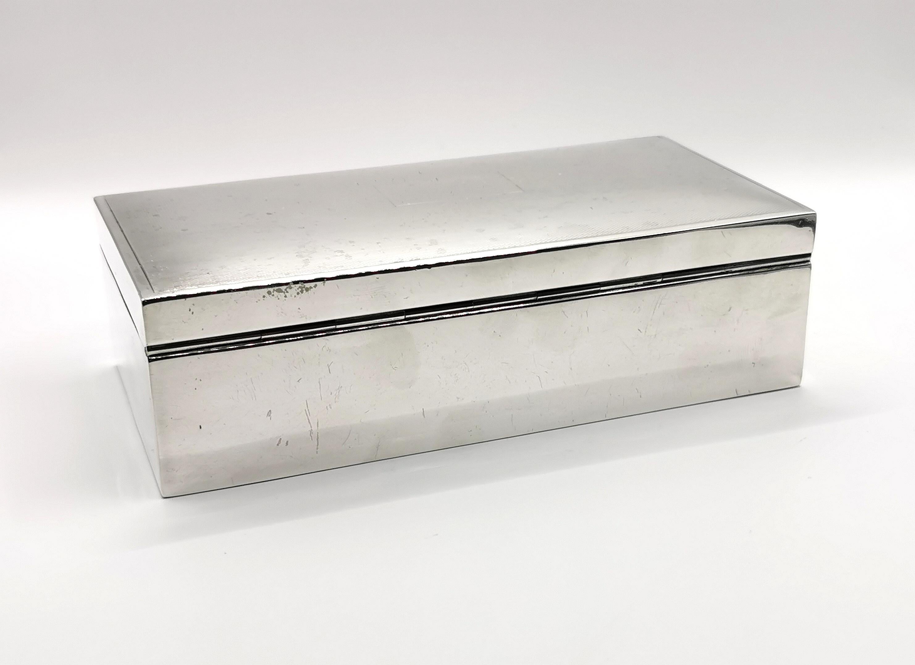Vintage Art Deco Sterling Silver Cigarette Box, Large In Good Condition For Sale In NEWARK, GB