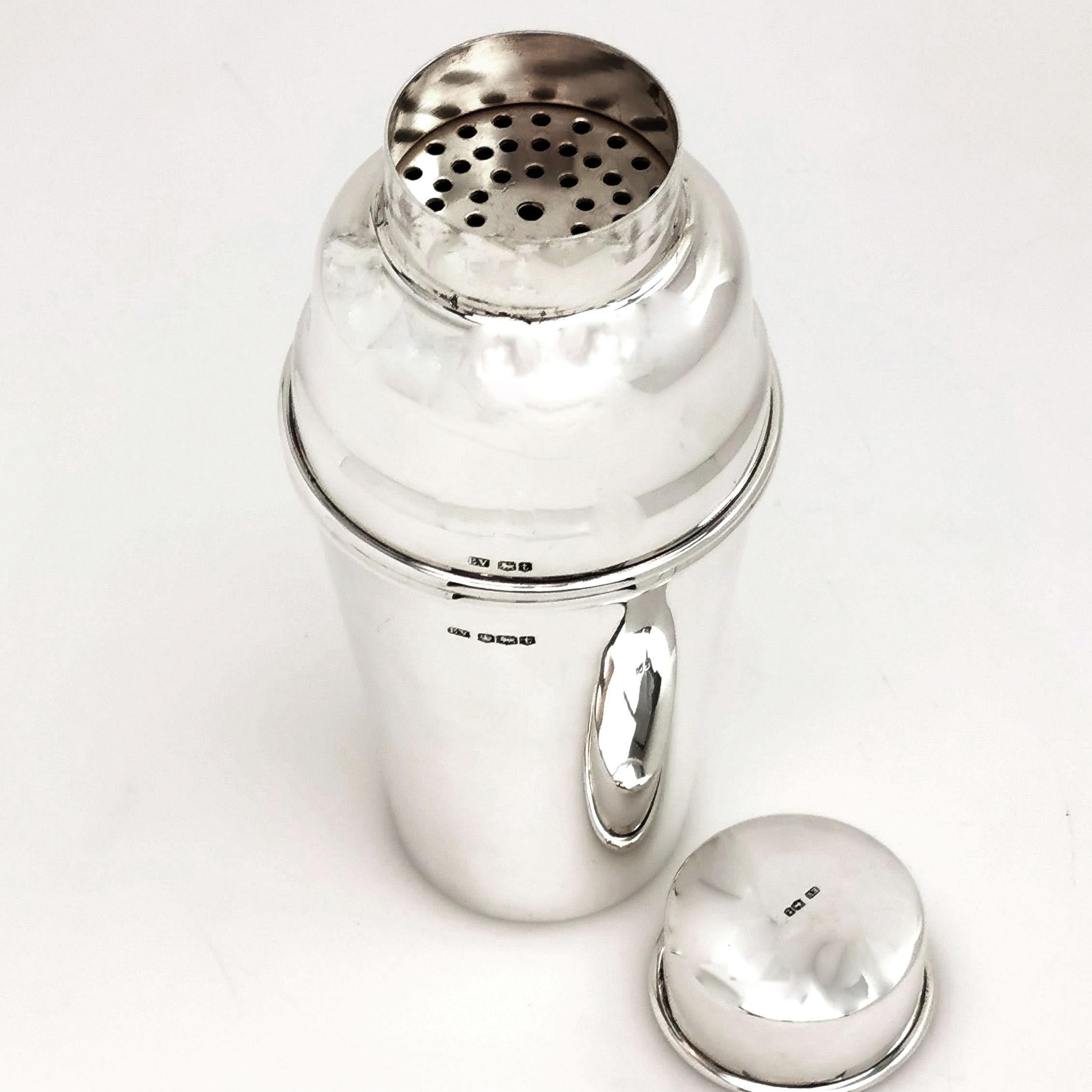 A Classic sterling Silver Cocktail Shaker in an elegant Art Deco design. The Cocktail Shaker has a bust fit strainer and a push fit lid. It is made from plain polished silver.

Made in Sheffield in 1936 by Emile Viner.

Approx. Weight - 426g /