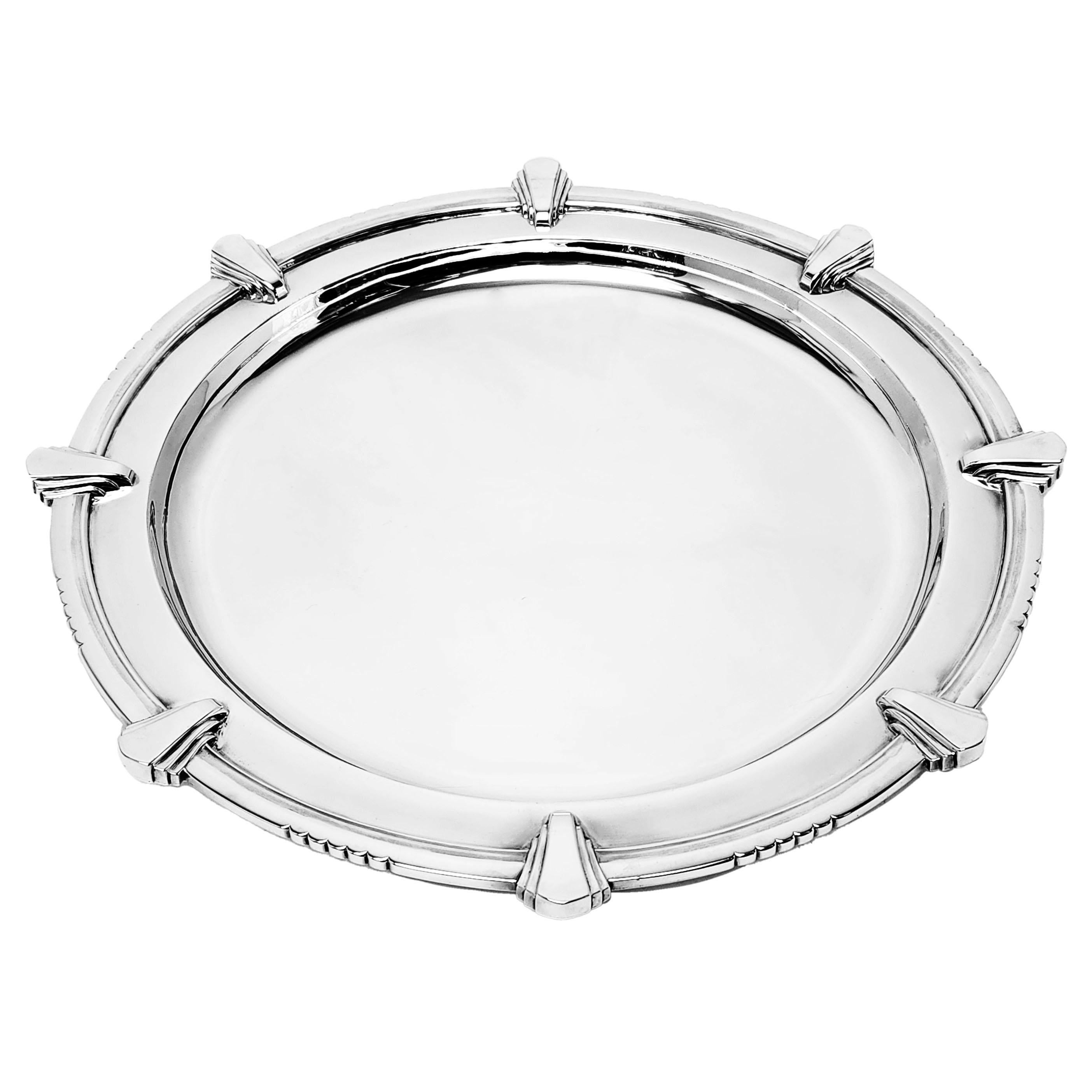 Elegante bandeja vintage de plata maciza, obra del célebre platero R. Stone. La Bandeja redonda está decorada con elementos de abanico Art Déco. Esta Bandeja tiene el tamaño perfecto para servir bebidas o como fuente.

Fabricado en Londres en 1947
