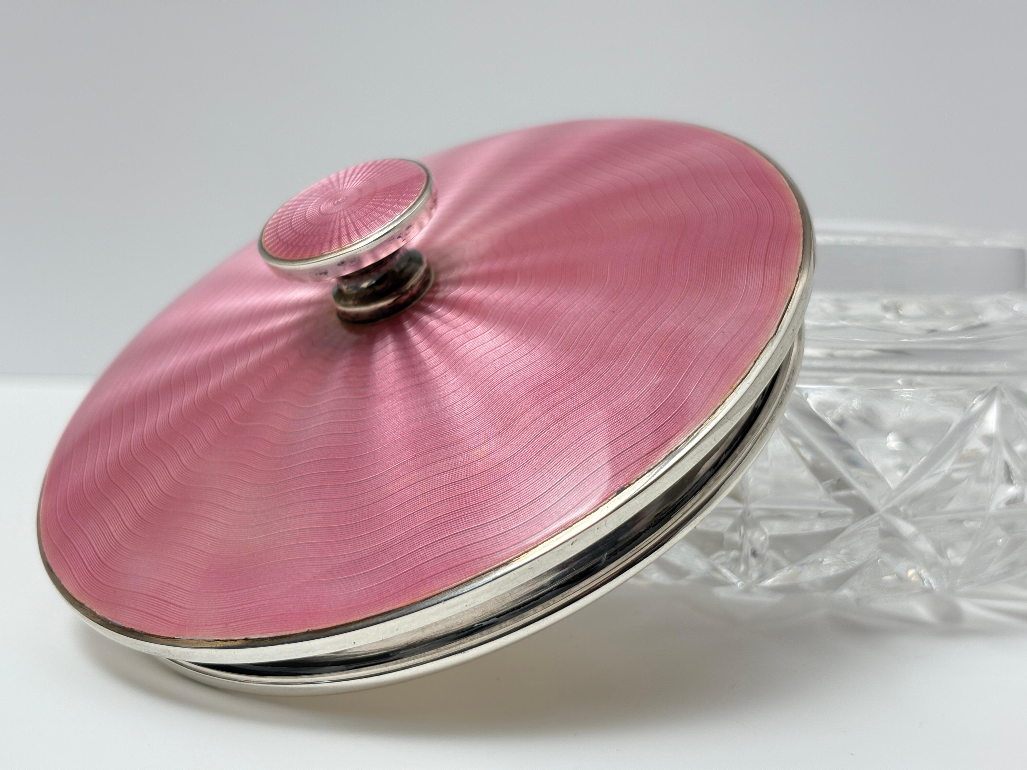 Un meraviglioso portacipria d'epoca in argento e smalto Art of Vintage Stirling. Data 1930 dal produttore Henry Matthews a Birmingham, Regno Unito. 

Questo tavolo da toeletta è di buone dimensioni e l'argento e lo smalto sono di ottima qualità. 