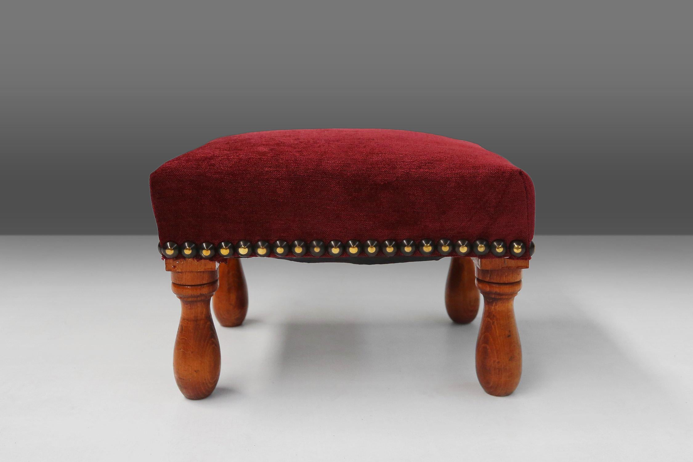 Belgique / 1930 / tabouret / velours, bois / Art déco

Tabouret Art Déco en velours rouge fabriqué vers 1930. Cet élégant tabouret bas a été retapissé en velours rouge et repose sur 4 pieds joliment tournés en bois massif. Le tissu rouge foncé est
