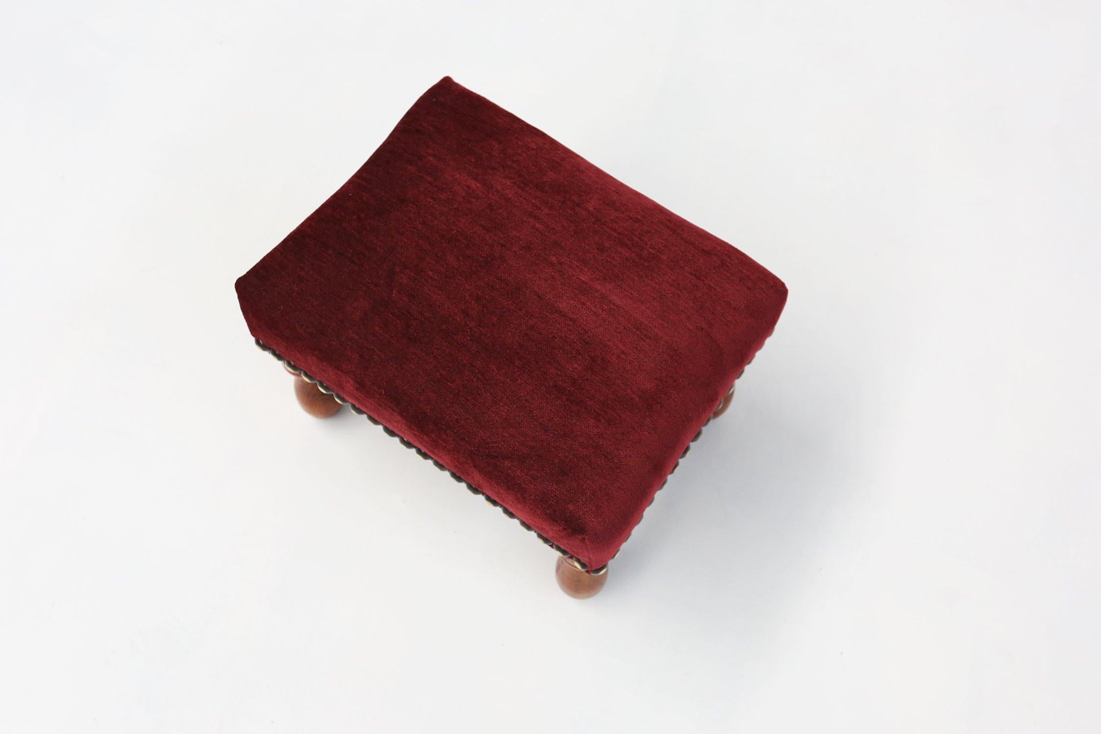 Art déco Tabouret Vintage Art Deco en velours rouge avec pieds en bois, années 1930 en vente