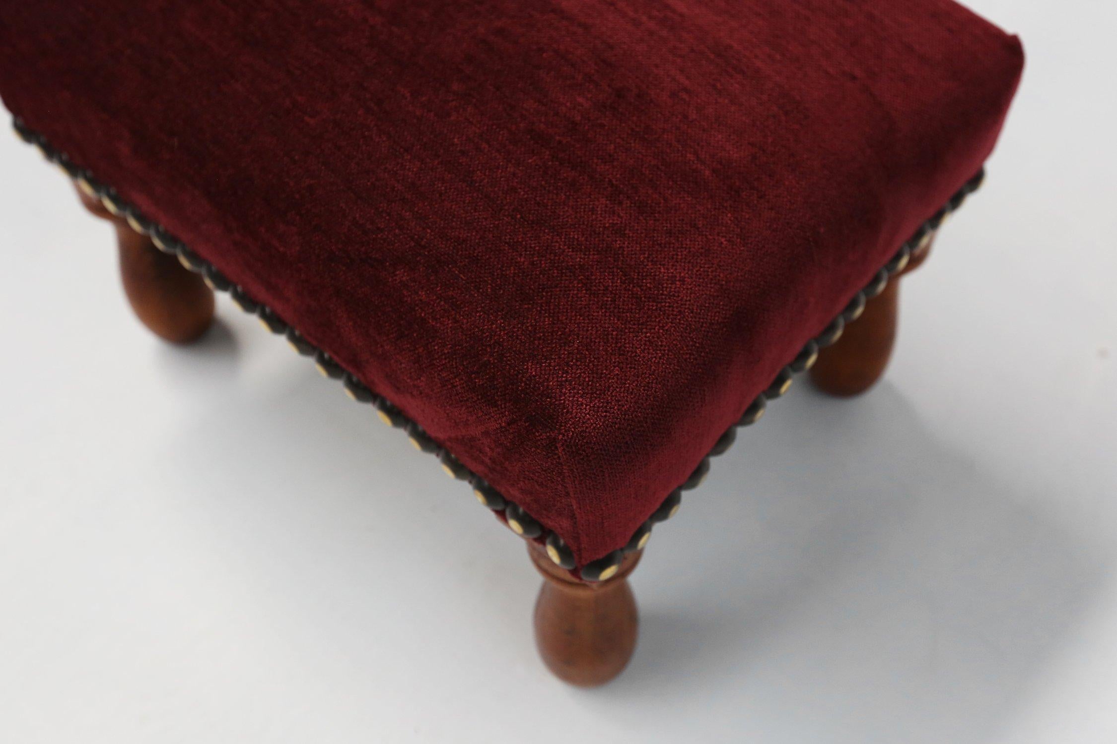 Belge Tabouret Vintage Art Deco en velours rouge avec pieds en bois, années 1930 en vente