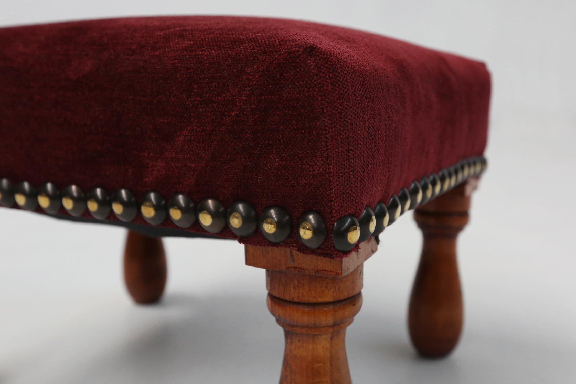 Tourné Tabouret Vintage Art Deco en velours rouge avec pieds en bois, années 1930 en vente