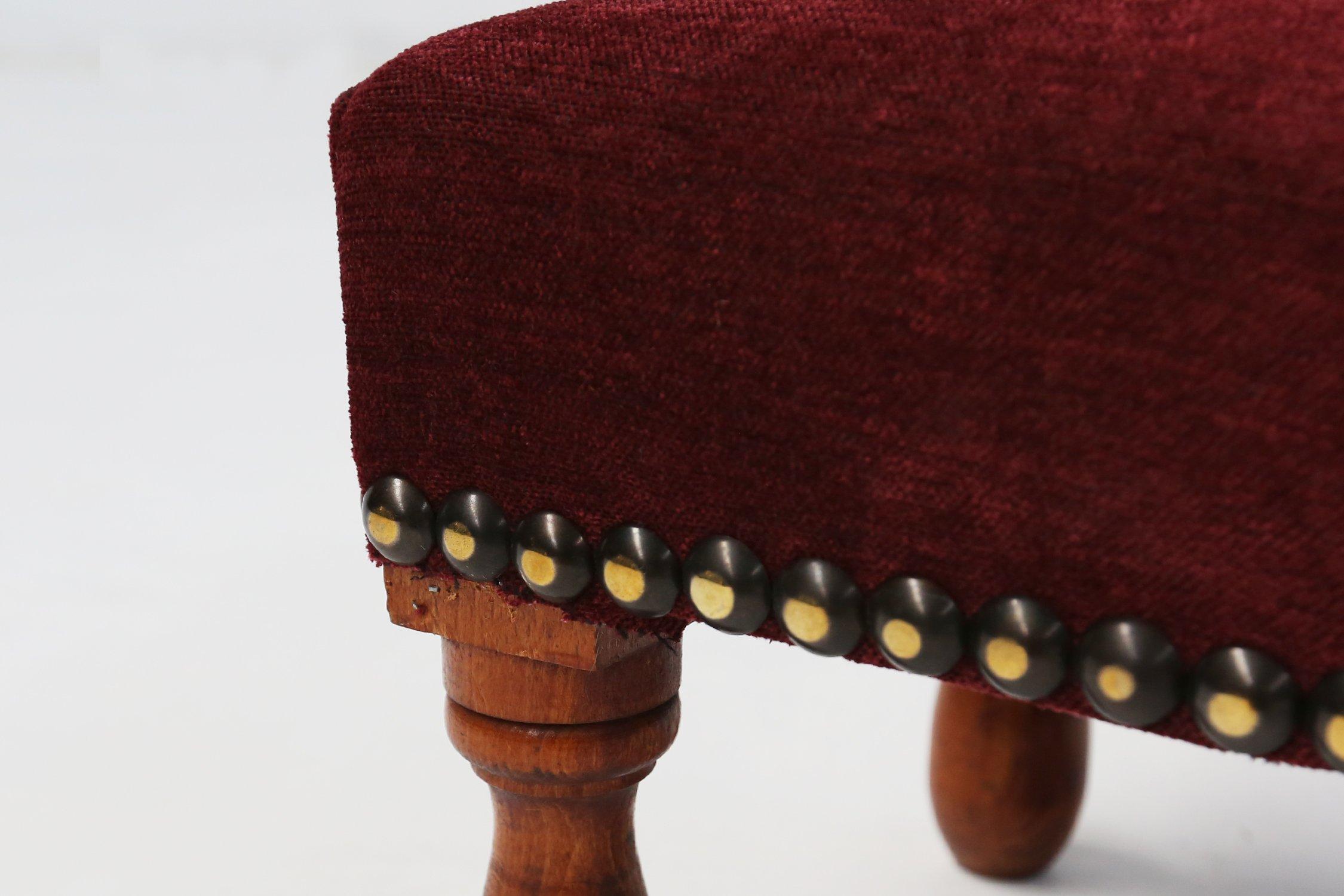 Tabouret Vintage Art Deco en velours rouge avec pieds en bois, années 1930 Bon état - En vente à Meulebeke, BE