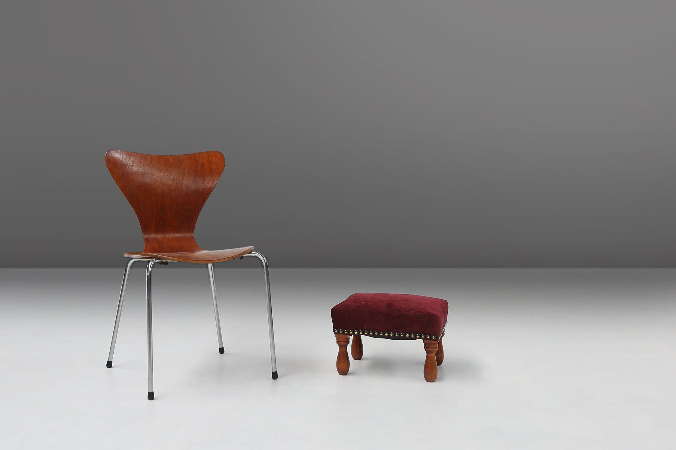 Tabouret Vintage Art Deco en velours rouge avec pieds en bois, années 1930 en vente 1