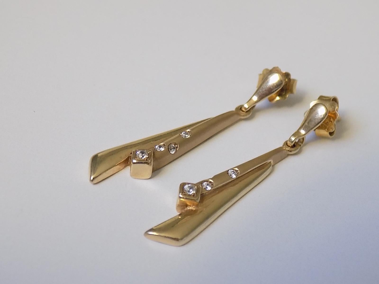 A Lovely Vintage 14 Carat Gold and CZ drop earrings for pierced ears. The earrings made in Art Deco style.
Drop 37mm, Width 7mm.
Weight 4.4gr.
Marked 585 for 14 Carat Gold.
The earrings in excellent condition for the age and ready to wear.