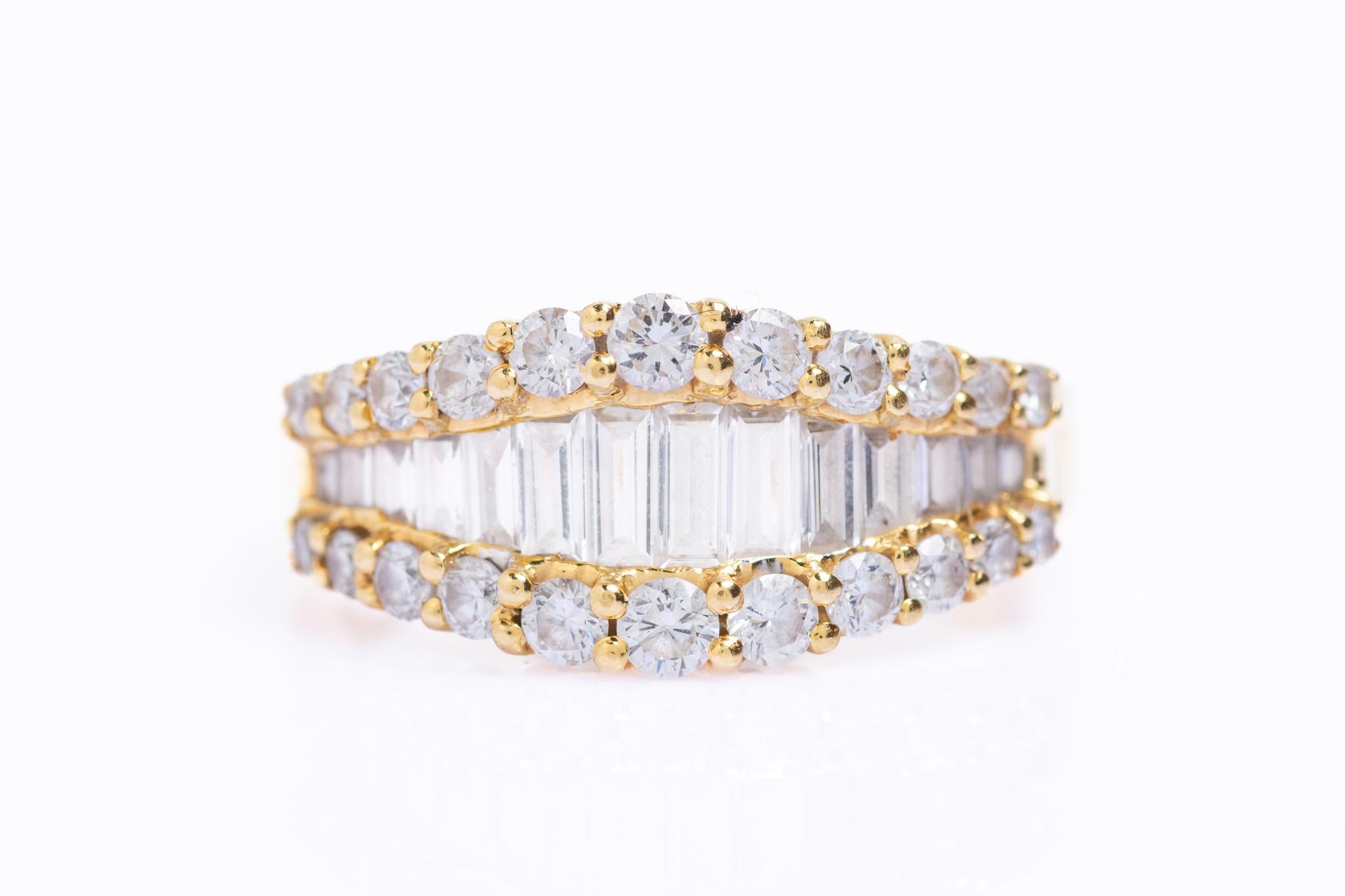 Un elegante anello da cocktail con diamante in oro 18 ct, con un totale di 1,68 carati di splendidi diamanti naturali. Questo design elegante e contemporaneo è definito dal profilo a doppia fila di 22 diamanti rotondi con taglio a brillante, che
