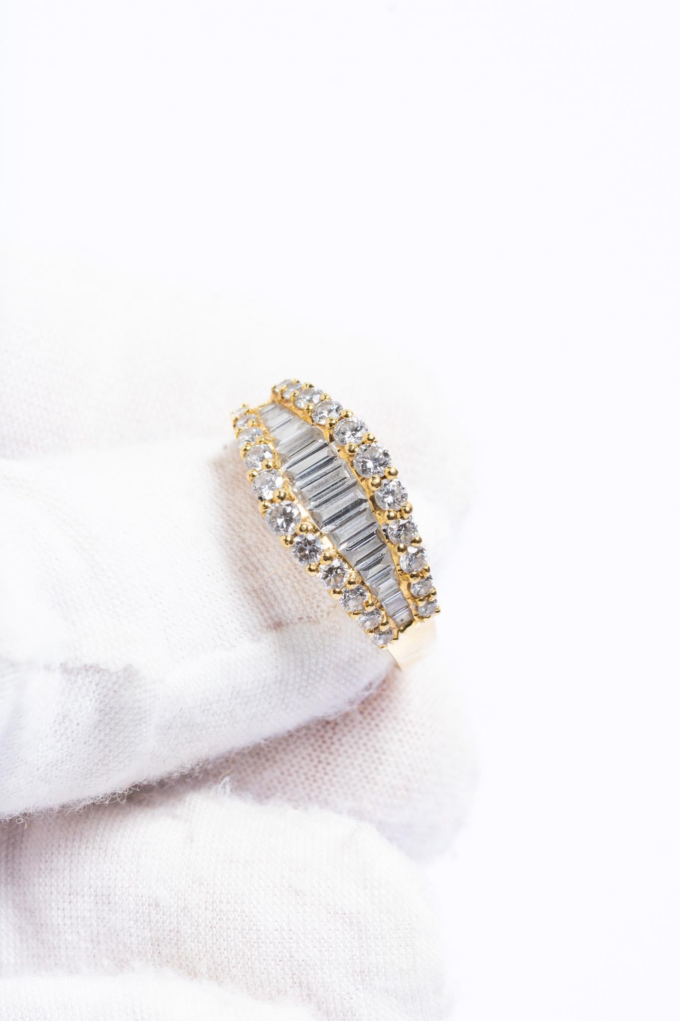 Taglio brillante Anello vintage in stile Art Deco con pavé di diamanti in oro 18 ct. in vendita