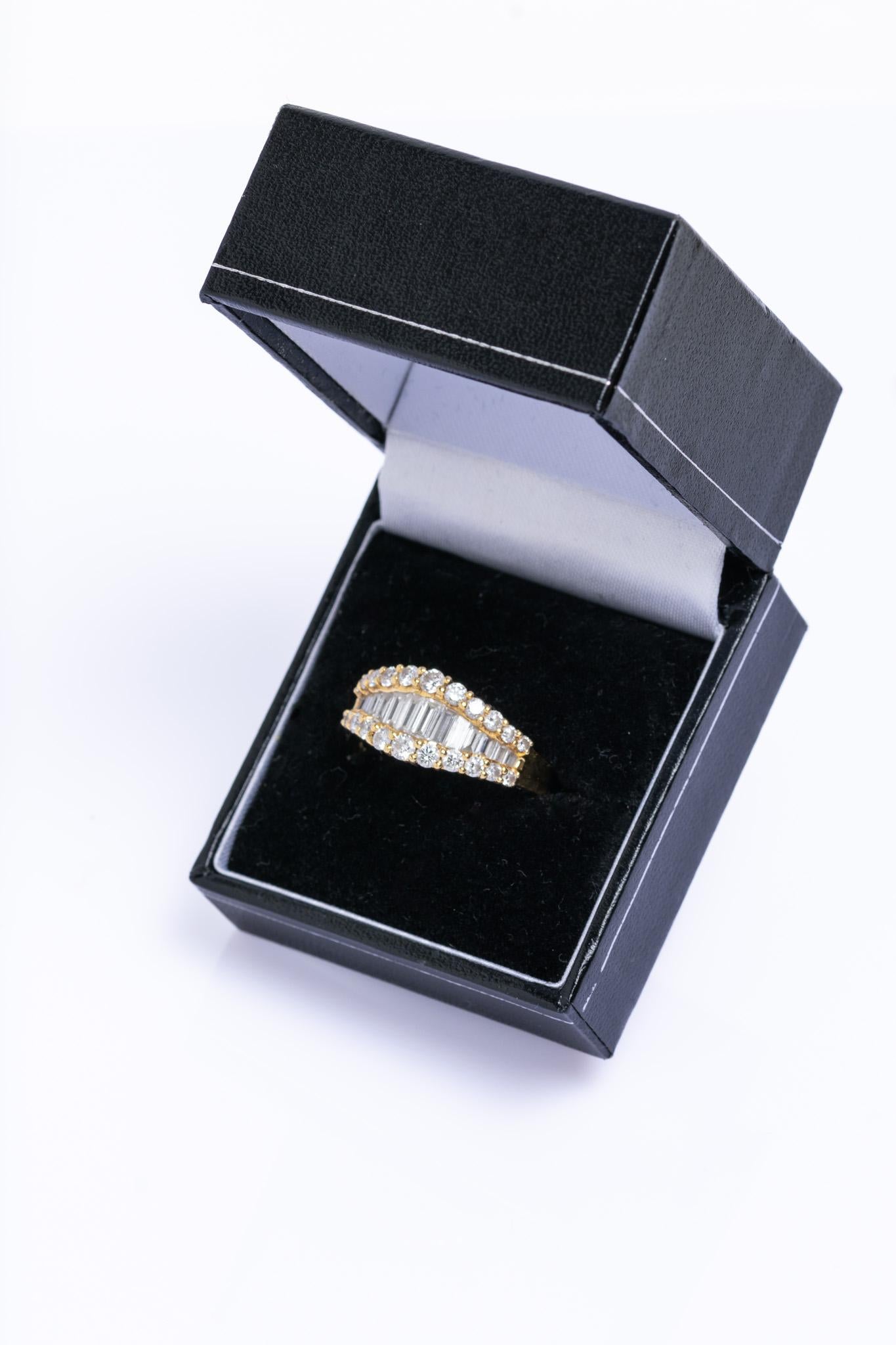 Donna Anello vintage in stile Art Deco con pavé di diamanti in oro 18 ct. in vendita