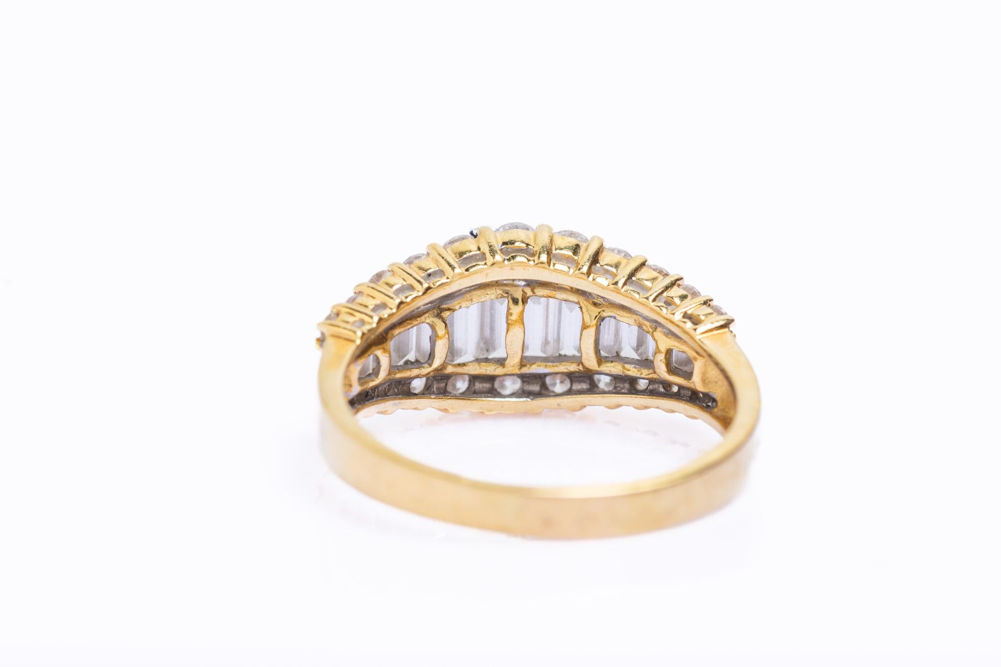 Anello vintage in stile Art Deco con pavé di diamanti in oro 18 ct. in vendita 2