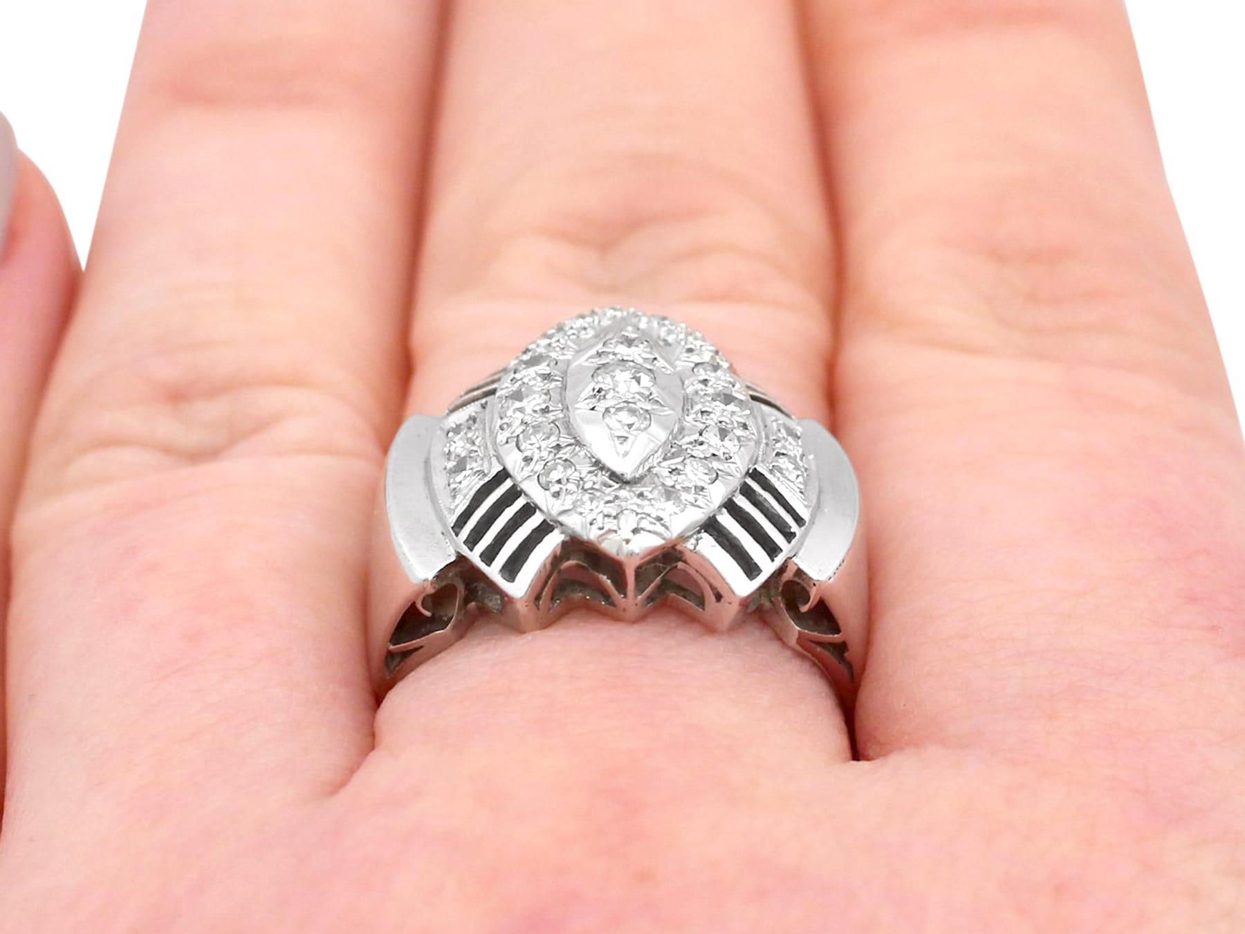 Anello da cocktail in oro bianco e diamanti in stile Art Deco vintage in vendita 3