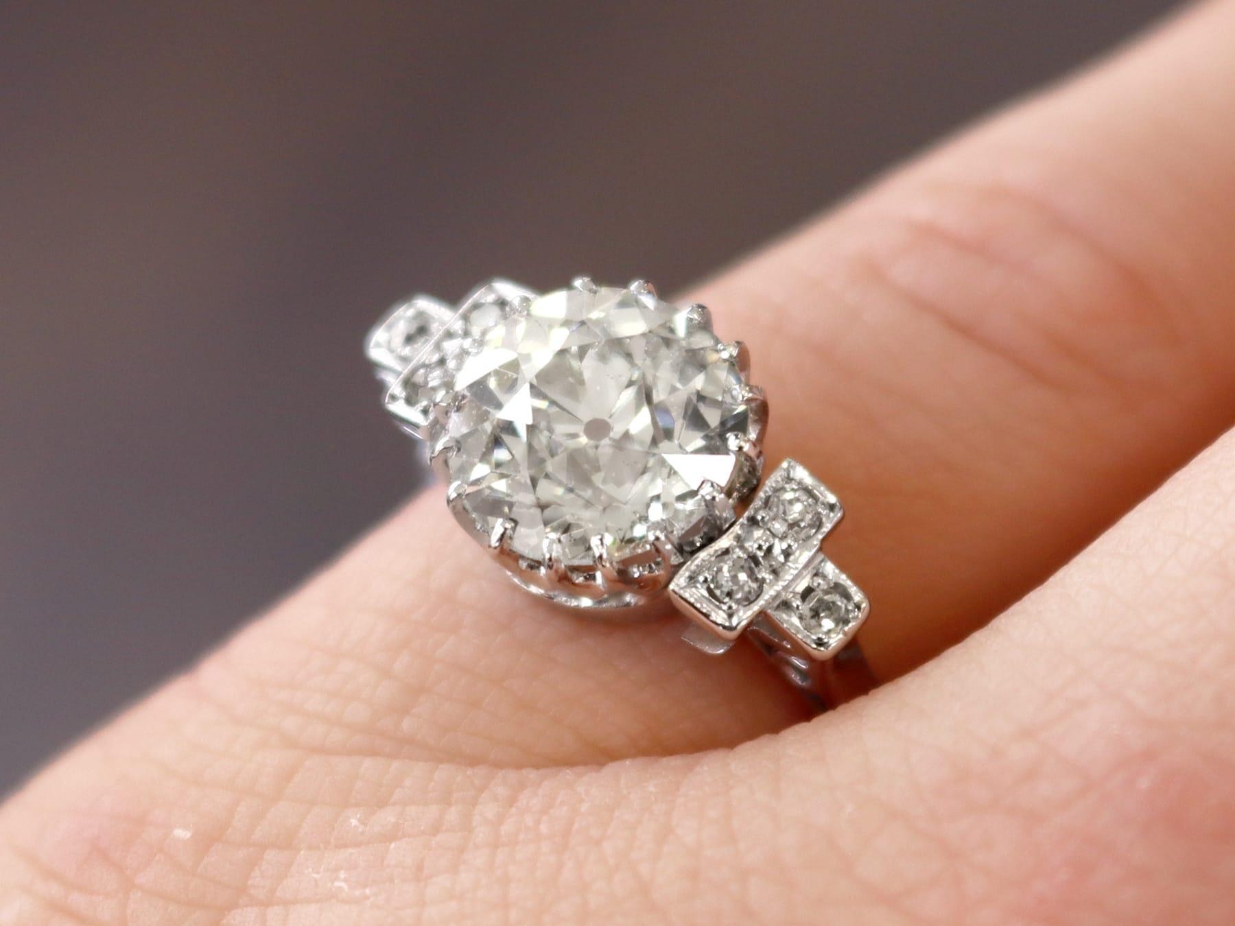 Uno splendido e impressionante anello vintage Art Deco da 3,15 carati (totali) con diamanti e oro bianco da 18 carati; fa parte delle nostre collezioni di anelli di fidanzamento vintage.

Questo splendido anello di fidanzamento con diamante vintage,