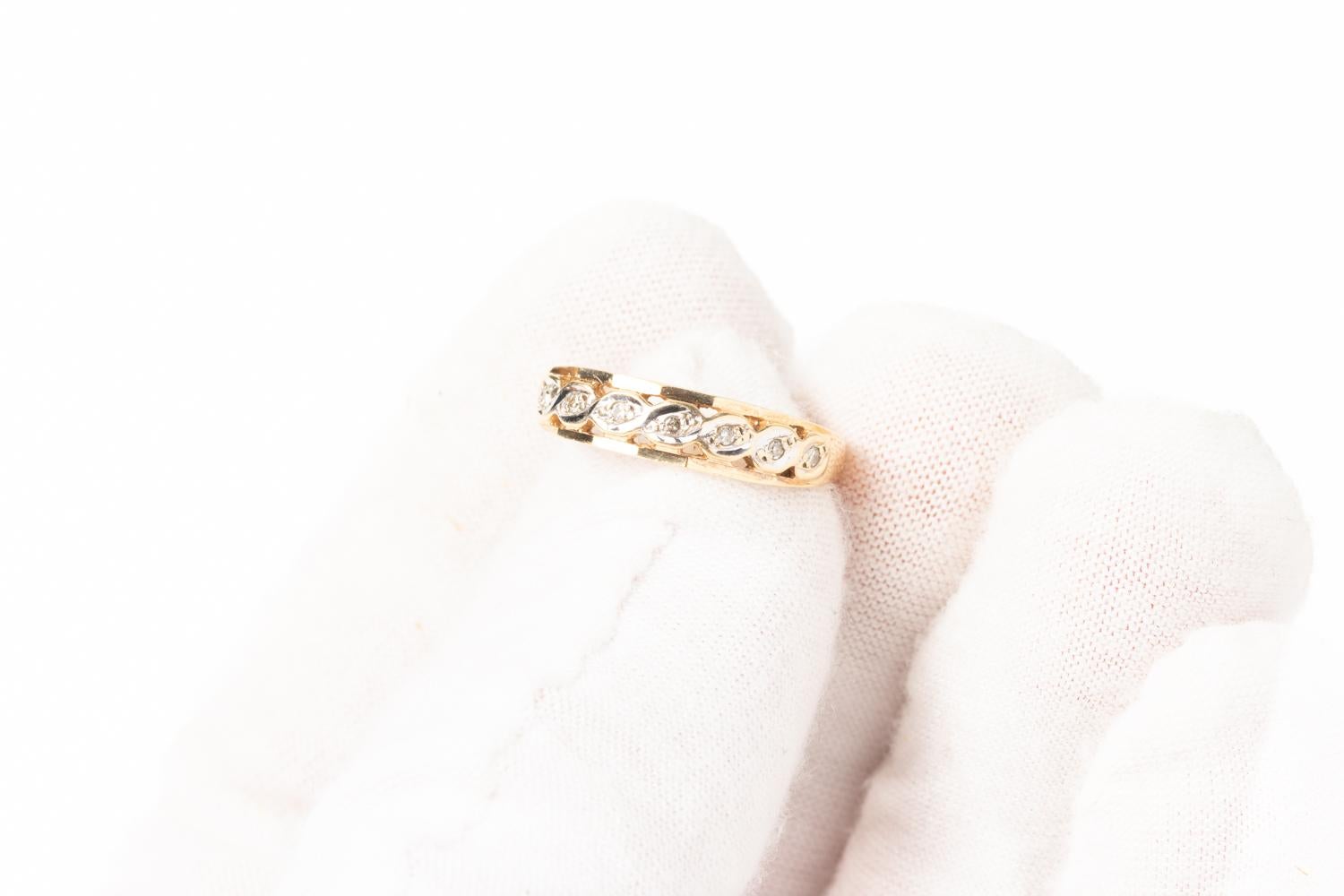 A beautiful vintage 9ct gold diamond and platinum vintage ring. This lovely ring has an elegant and classic look, with seven diamond stones set in platinum. The design is created in Art Deco style with a minimalistic and timeless look. This ring