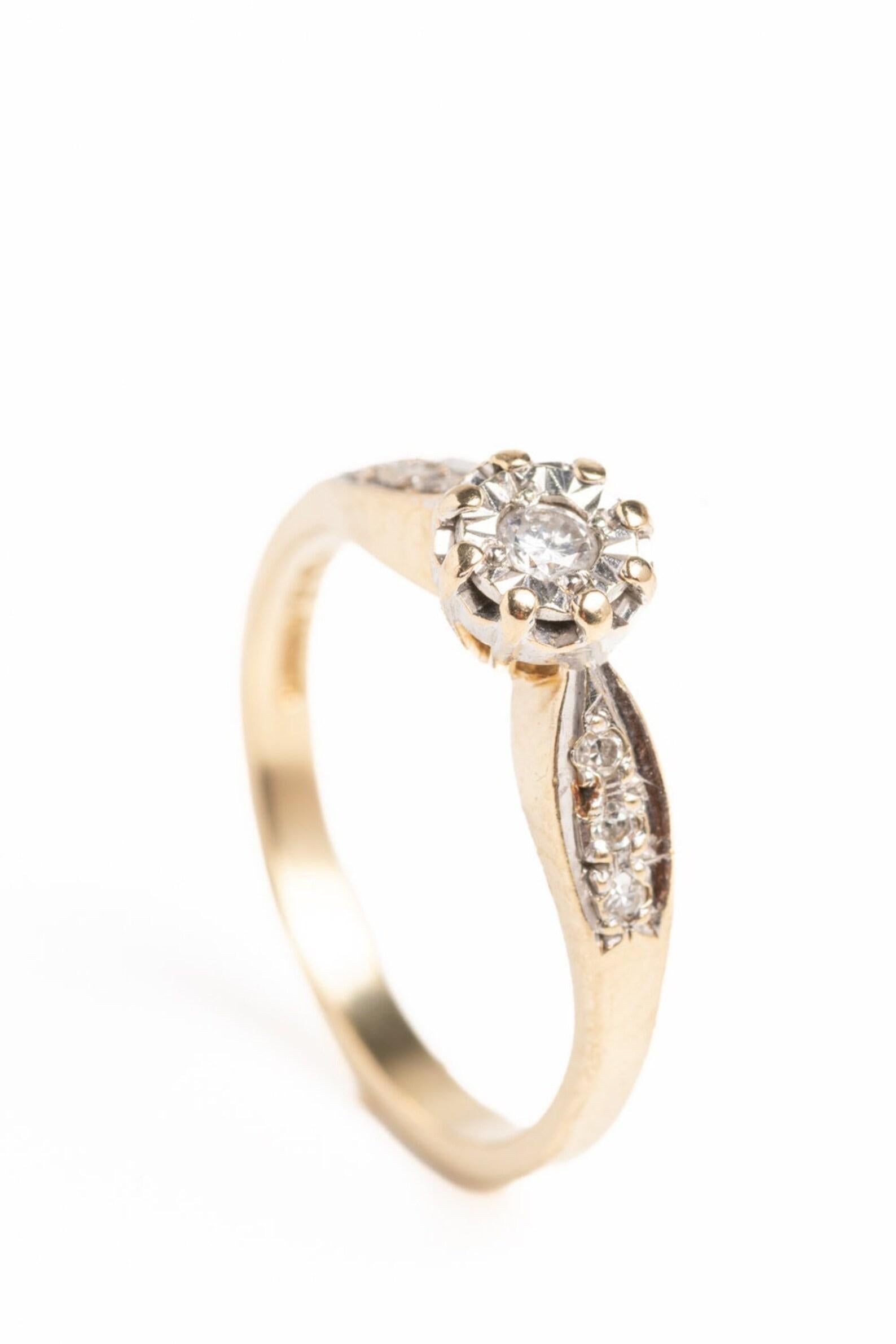Vintage 9ct Gold Diamond Ring In Good Condition For Sale In Portland, England