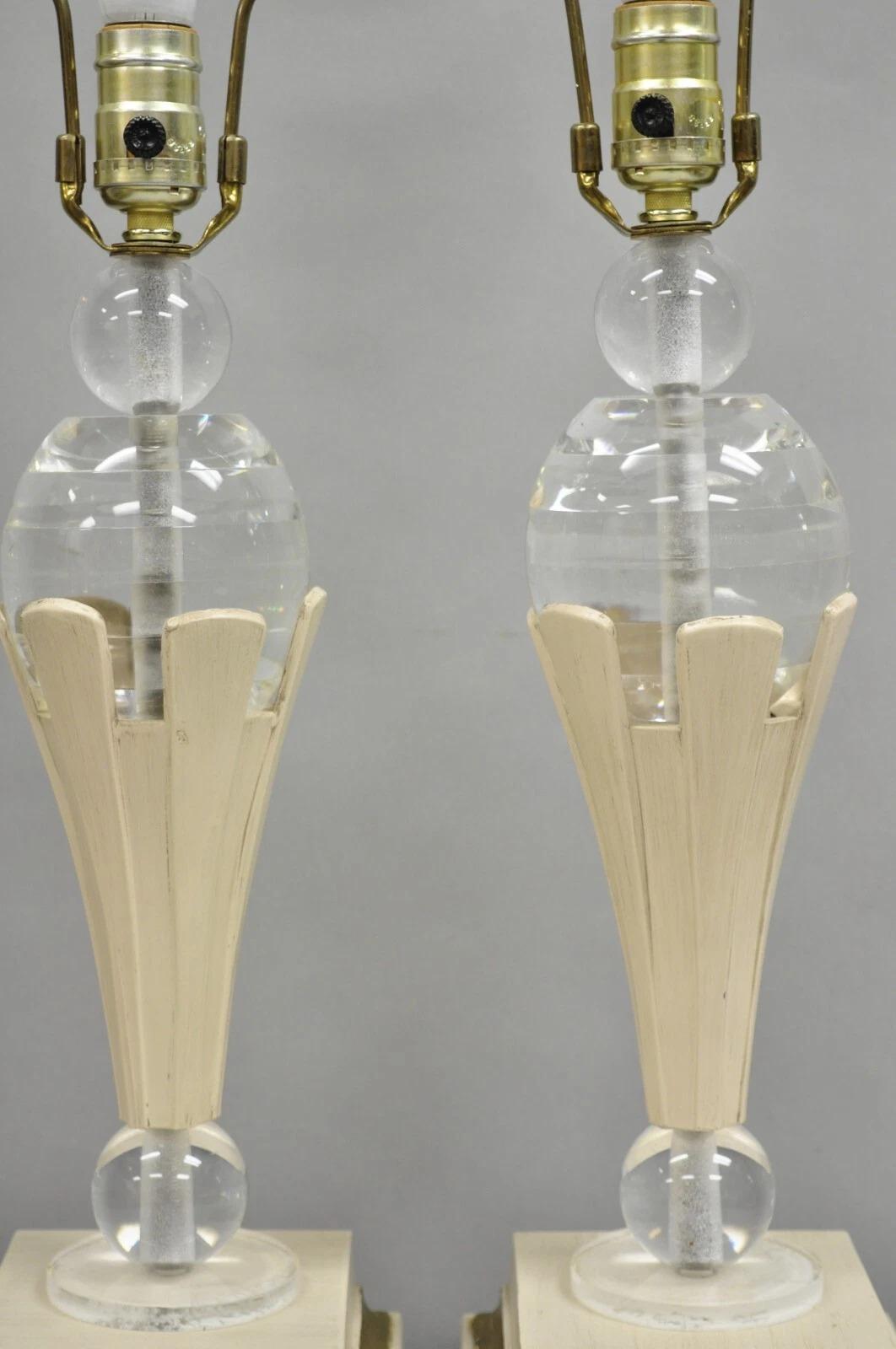Vintage Art Deco Stil Acryl Lucite Sphere Tapered Tischlampen - ein Paar (Art déco) im Angebot