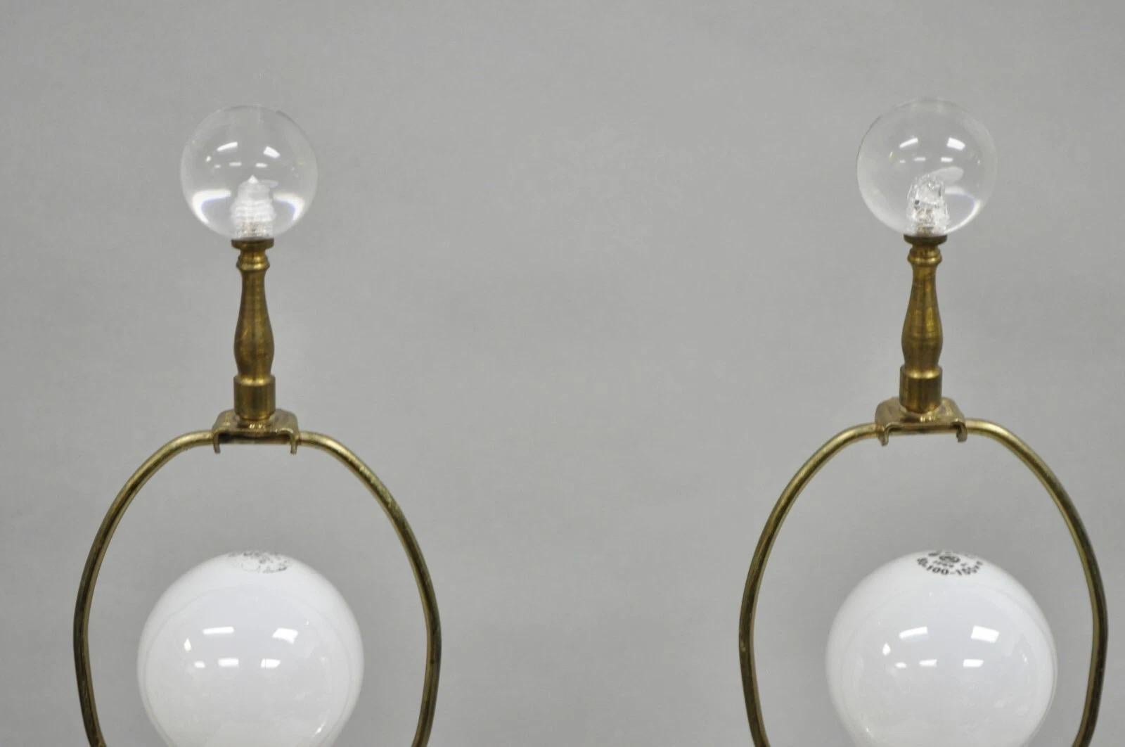 Vintage Art Deco Stil Acryl Lucite Sphere Tapered Tischlampen - ein Paar (Unbekannt) im Angebot
