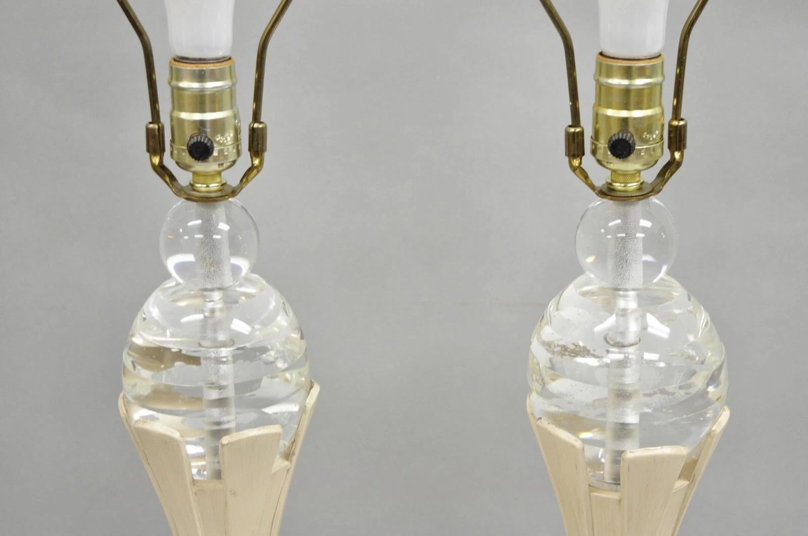 Vintage Art Deco Stil Acryl Lucite Sphere Tapered Tischlampen - ein Paar im Zustand „Gut“ im Angebot in Philadelphia, PA