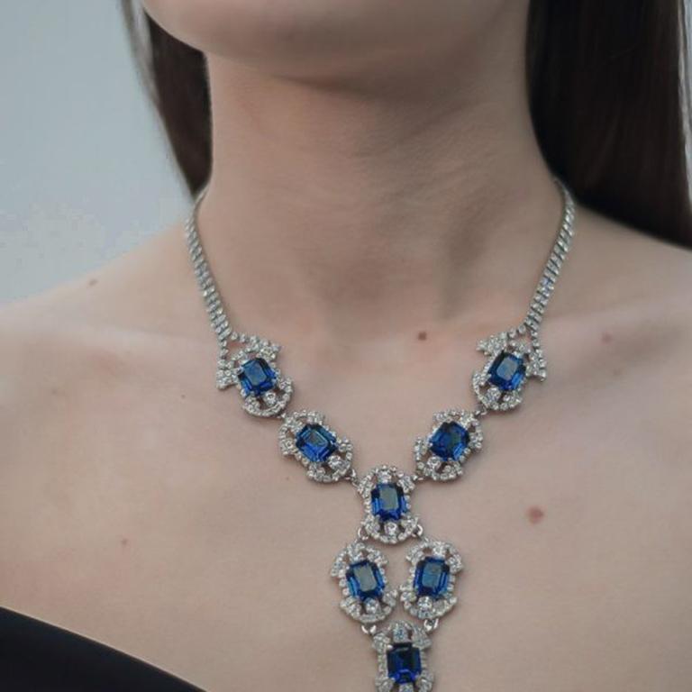 Un collar vintage de cristal de estilo Art Déco que data de la década de 1950. Con cristales de zafiro y diamantes en metal rodiado. En muy buen estado vintage. Aprox. 41 cm. Una pieza con mucho estilo. Si decides comprarnos, nos comprometemos a que