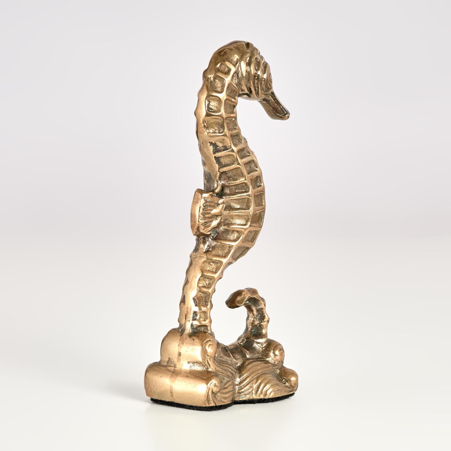 Affascinante scultura o oggetto d'arte a forma di cavalluccio marino della metà del secolo, realizzata in ottone fuso in una forma stilizzata art déco. 